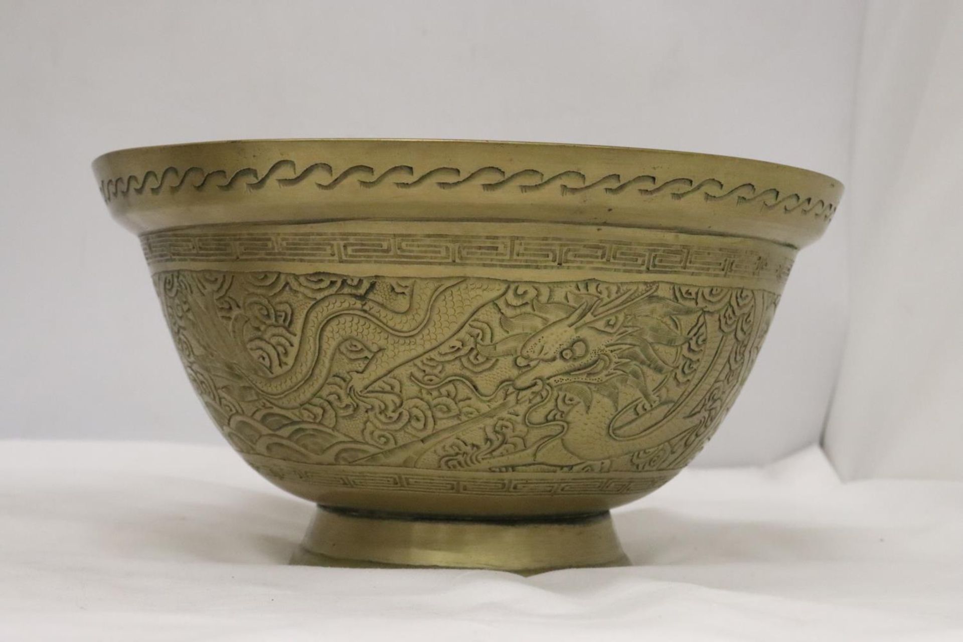 TWO HEAVY BRASS BOWLS WITH ORIENTAL DRAGON DESIGN ONE WITH LION HEAD FEATURES - Image 6 of 10