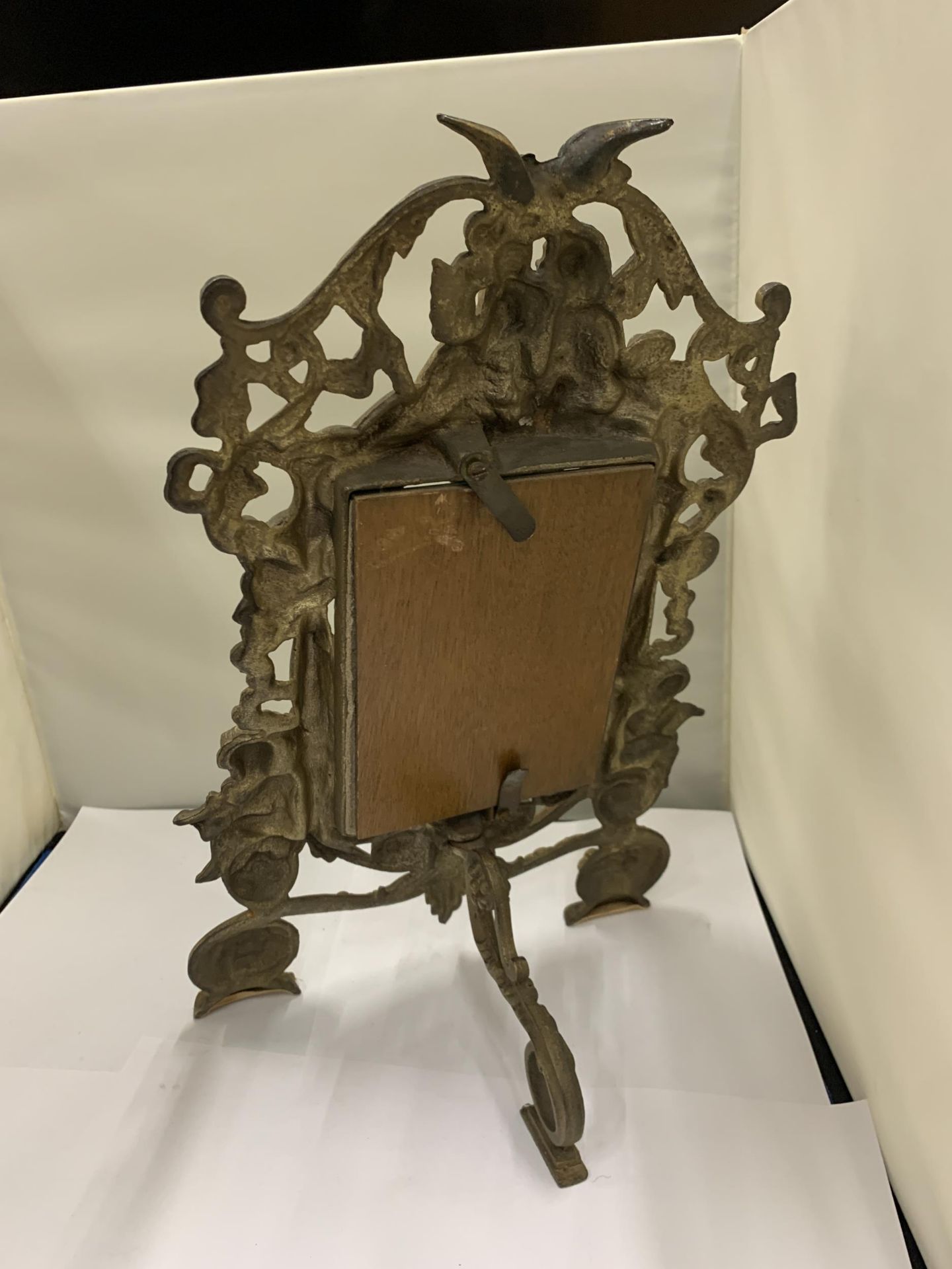 A MIRROR WITH A HEAVY BRASS DECORATIVE FRAME HEIGHT 36CM - Image 6 of 7