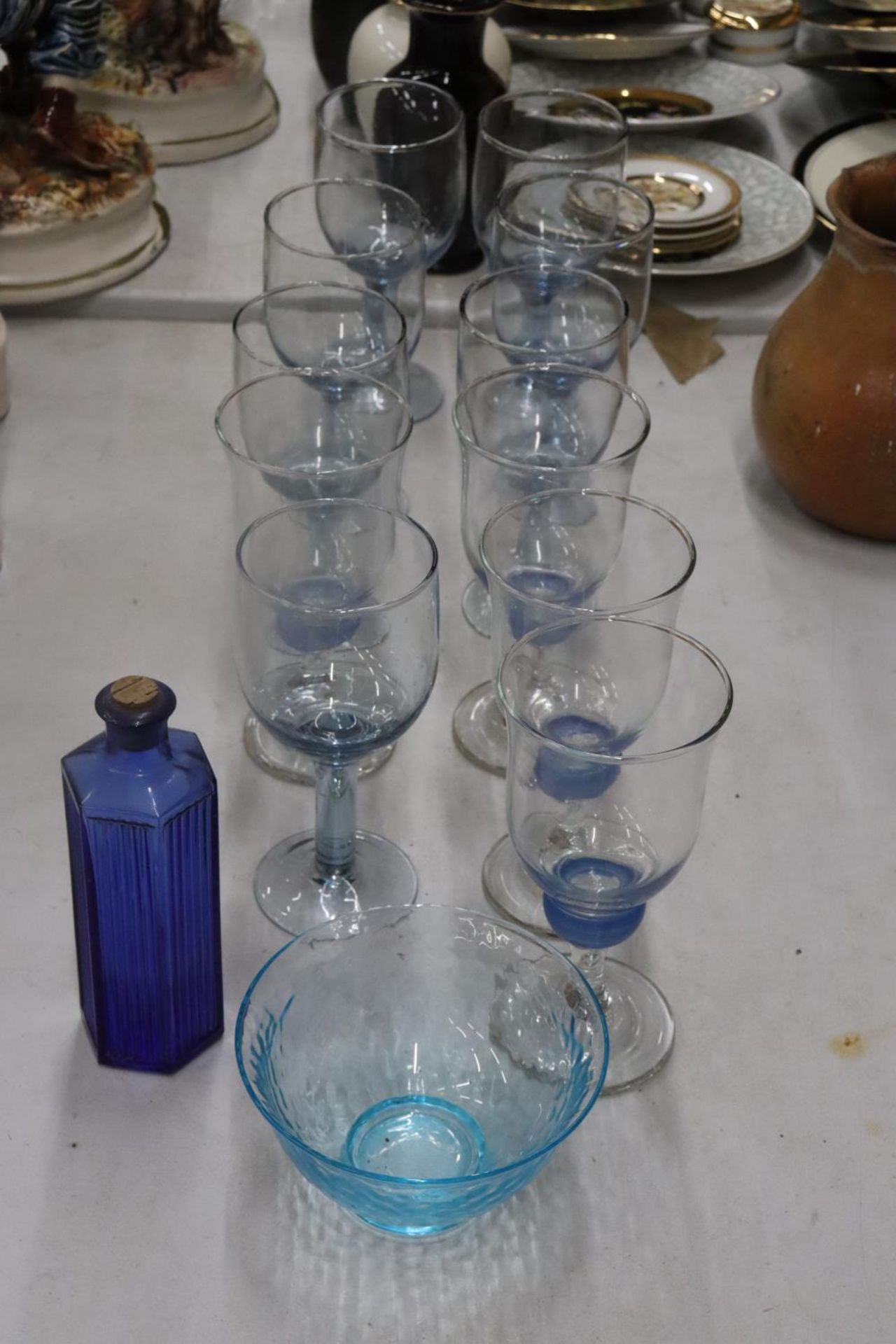 VARIOUS BLUE GLASS ITEMS TO INCLUDE GLASSES, BOWL AND BOTTLE