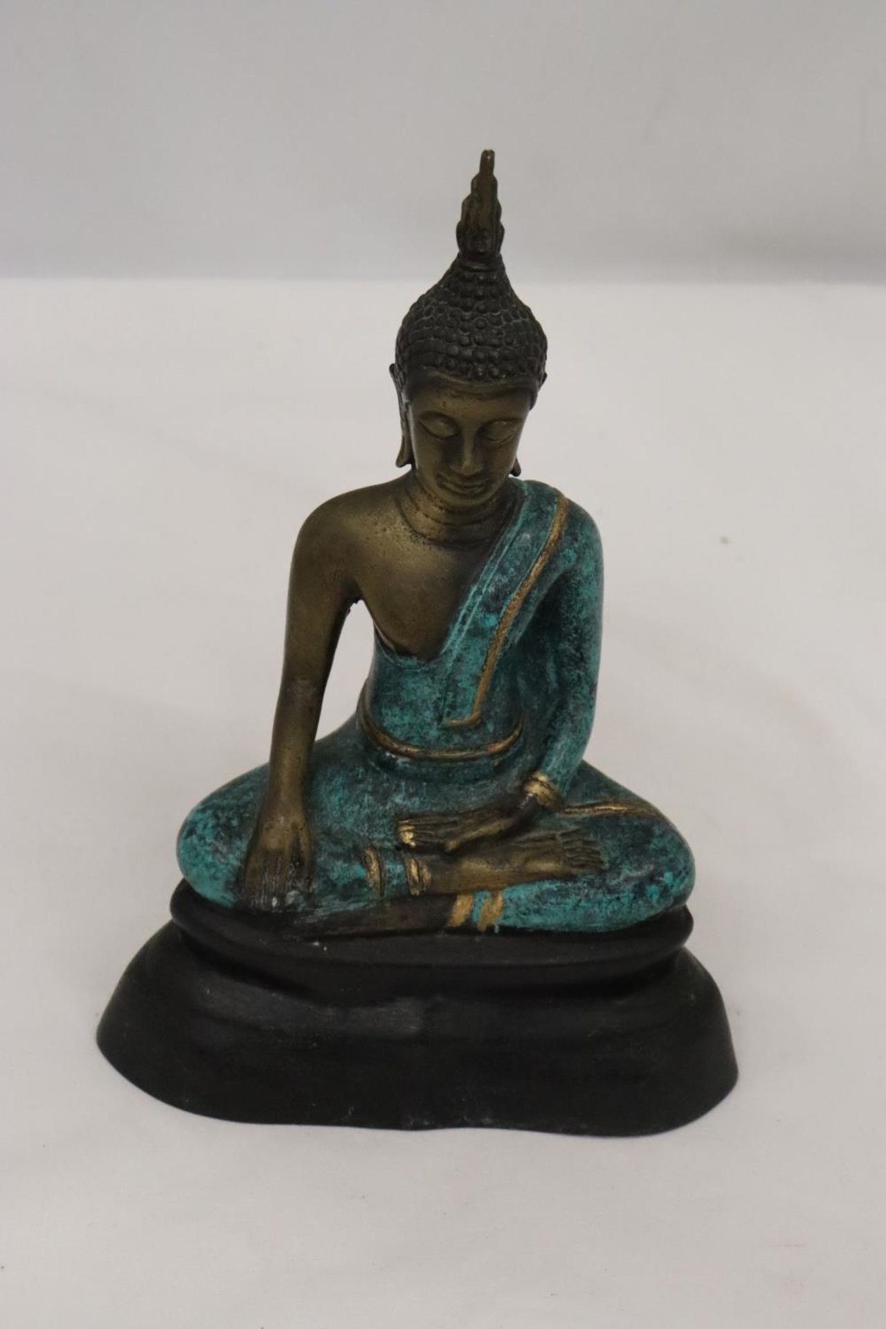 A HEAVY BRASS BUDDAH, HEIGHT 21CM - Image 5 of 5