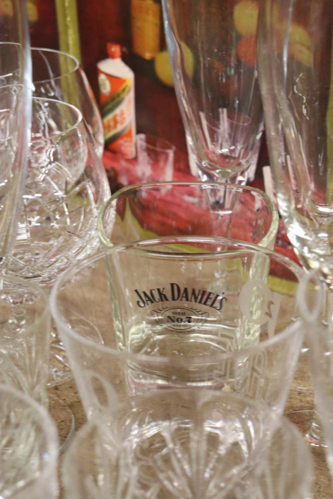 A QUANTITY OF GLASSES TO INCLUDE WHISKY TUMBLERS, BOXED SHERRY GLASSES, CHAMPAGNE FLUTES, BRANDY - Bild 5 aus 5