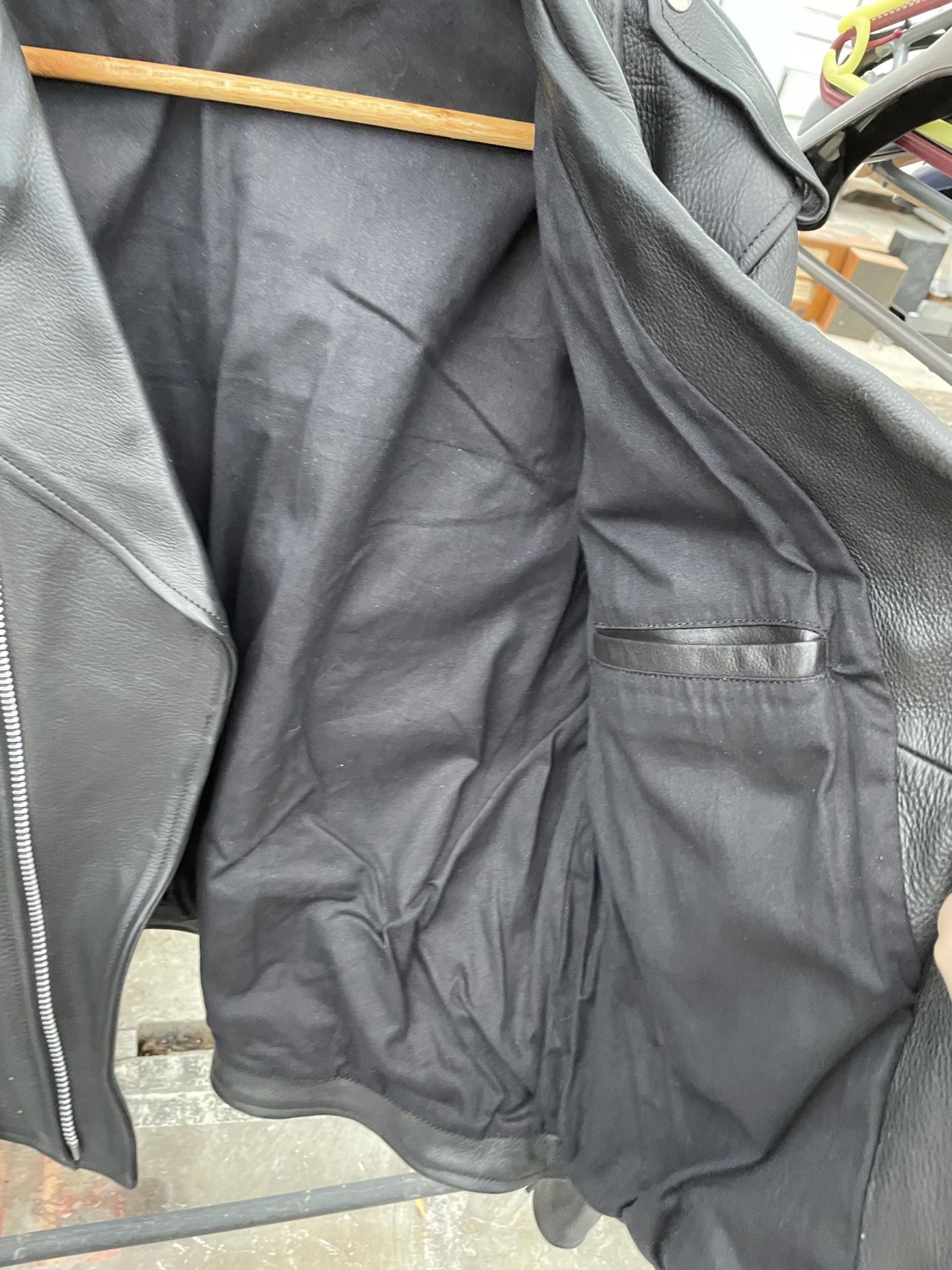A HARLEY DAVIDSON CALF LEATHER LARGE MENS MOTORBIKE JACKET IN VERY GOOD CONDITION - Bild 5 aus 8