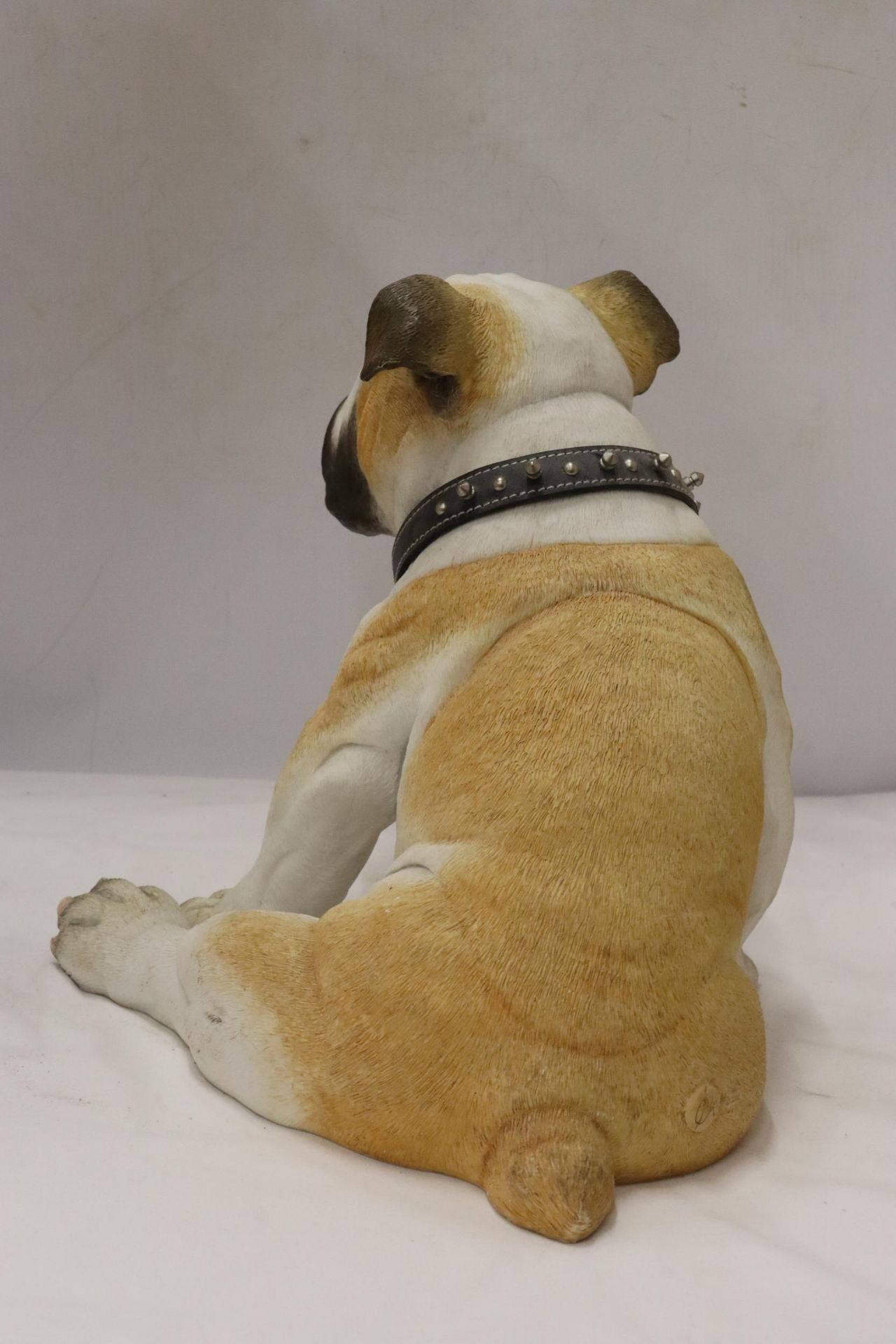 A LARGE HEAVY SOLID BULLDOG WITH REAL COLLAR, HEIGHT 29CM - Bild 4 aus 5