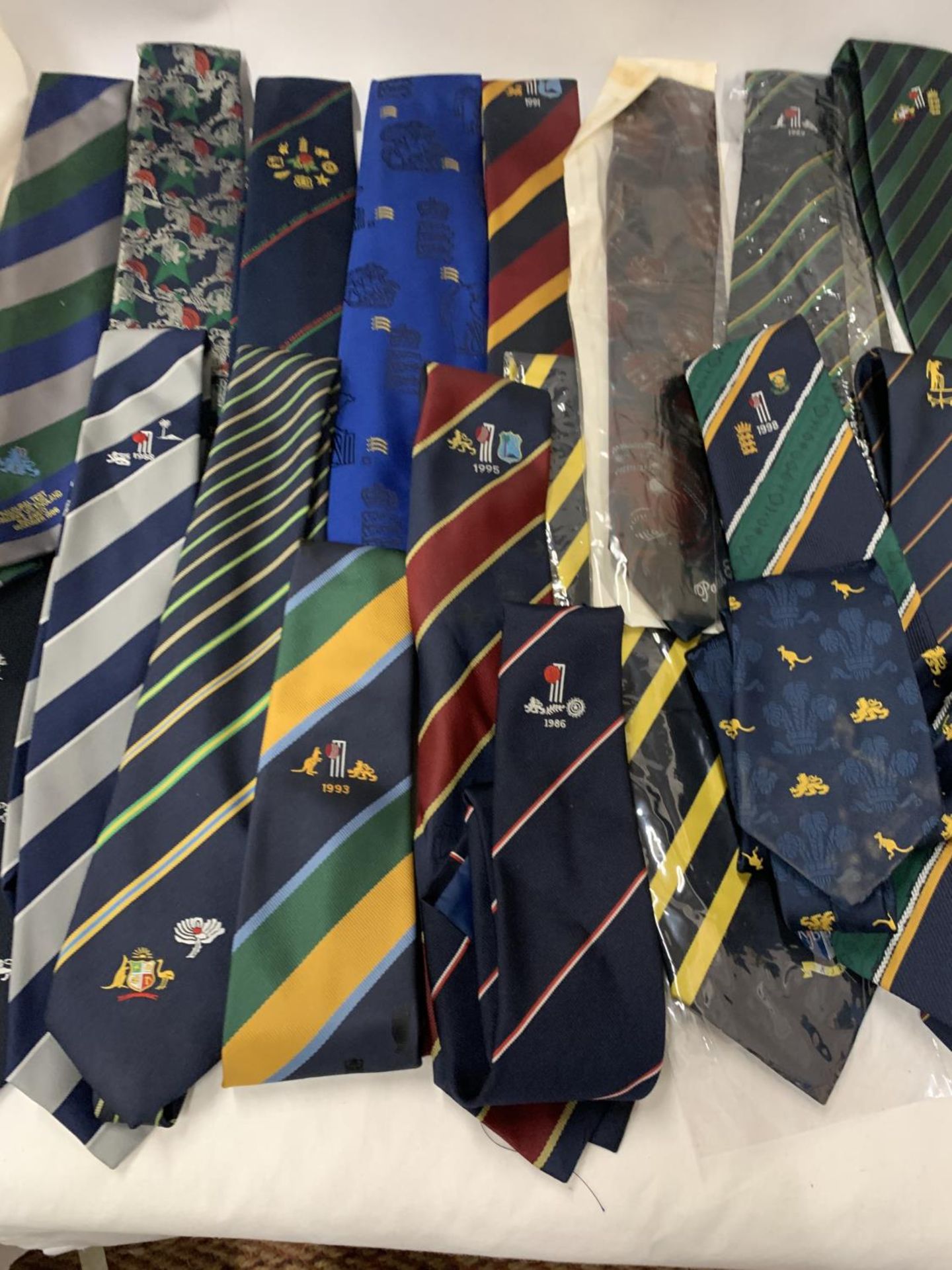 A COLLECTION OF CRICKET INTERNATIONAL AND BENEFIT TIES, MOSTLY VINTAGE - APPROX 20 IN TOTAL - Bild 3 aus 4