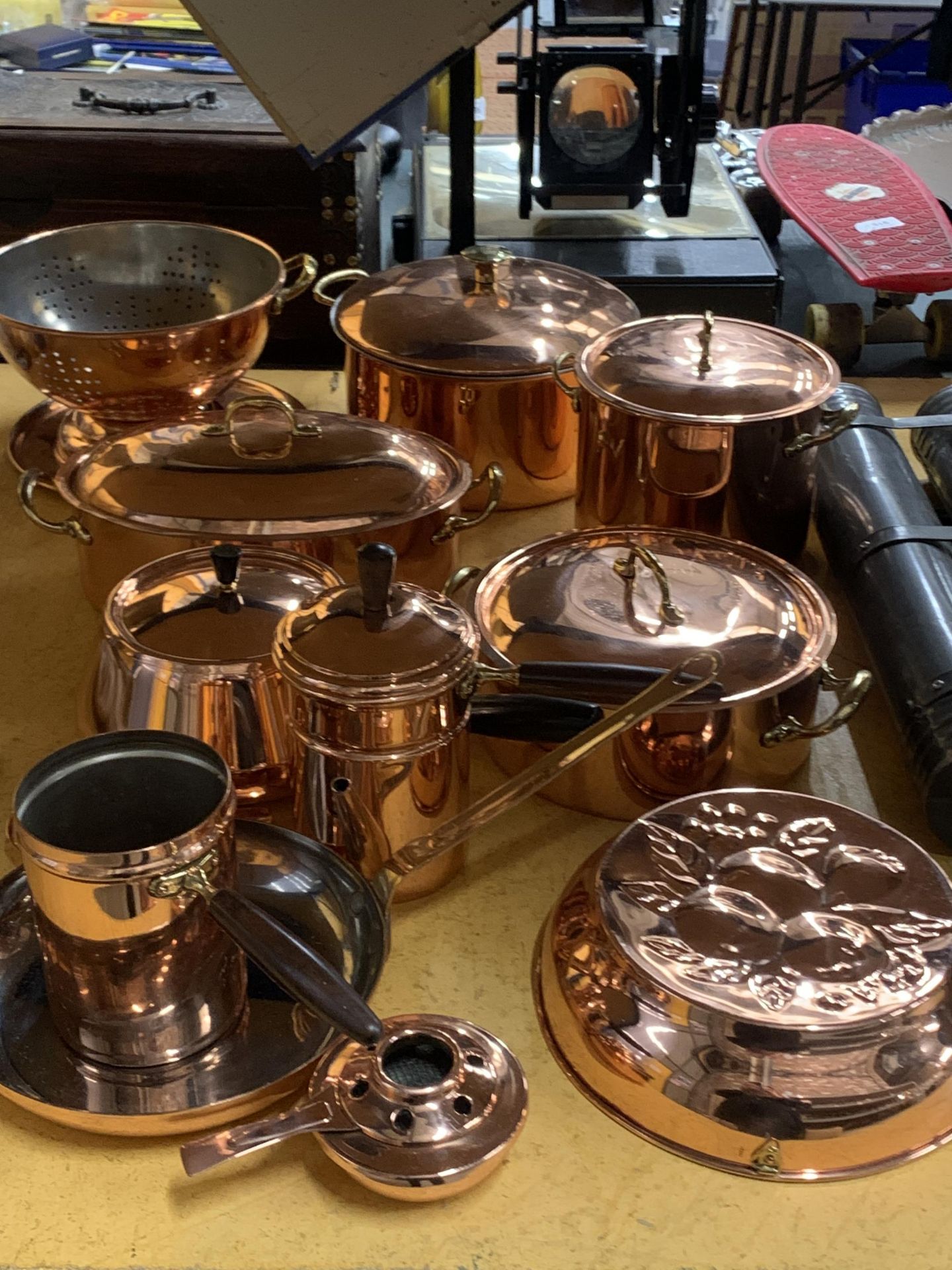 A LARGE QUANTITY OF COPPER COOKING ITEMS TO INCLUDE PANS, A SIEVE, JELLY MOULD, CASSEROLE DISHES,