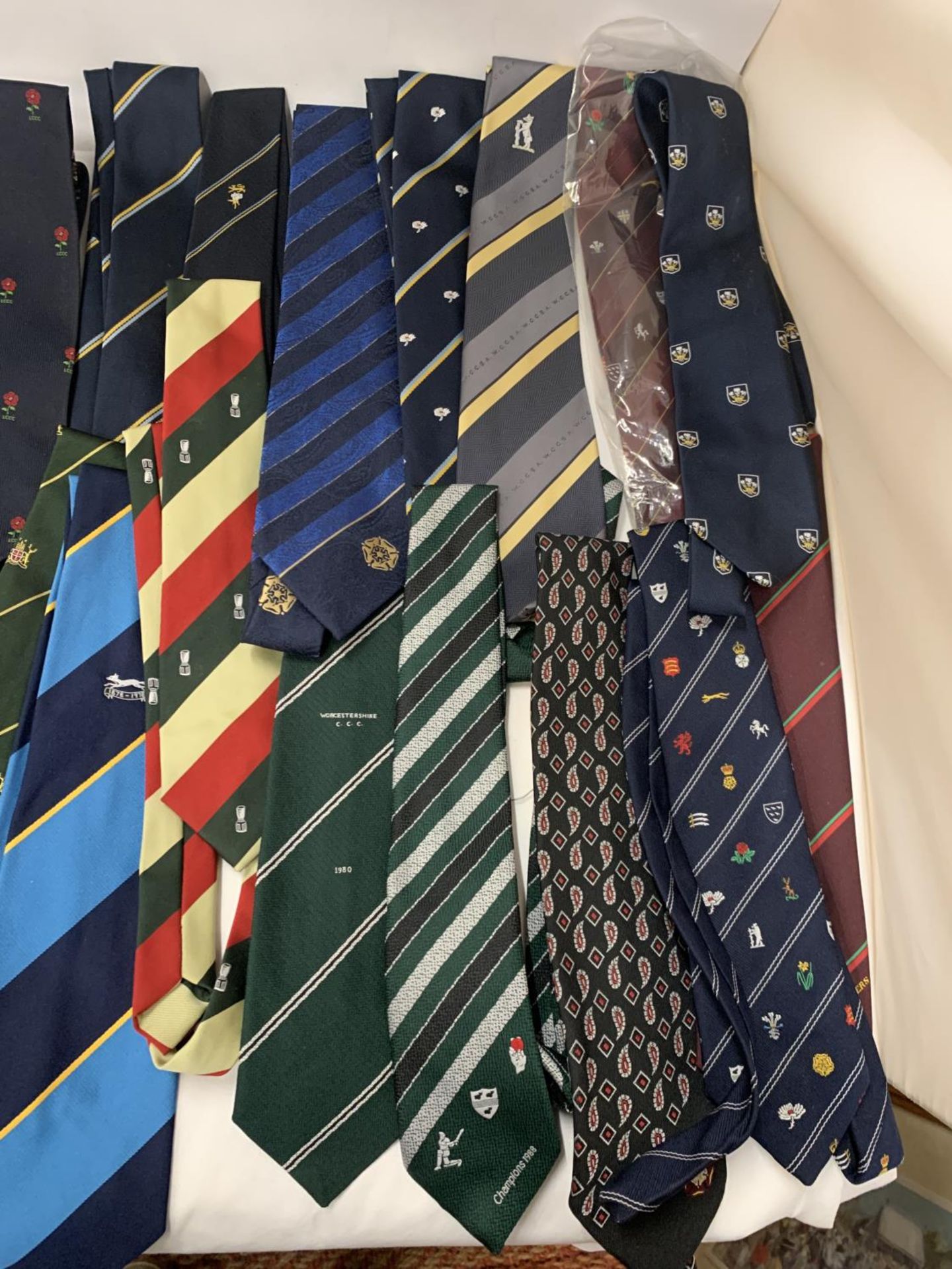 A COLLECTION OF COUNTY CRICKET TIES, SOME VINTAGE - APPROX 20 IN TOTAL - Bild 4 aus 4