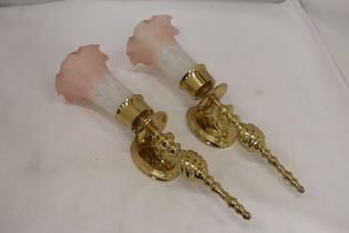 A PAIR OF BRASS WALL LIGHTS WITH FLUTED GLASS SHADES, HEIGHT 36CM