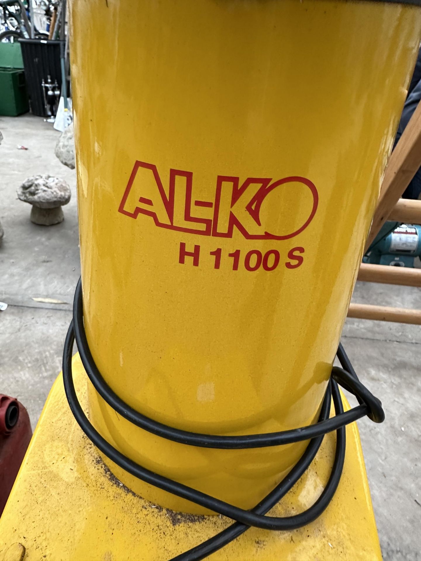 AN ALKO H1100S ELECTRIC GARDEN SHREDDER - Bild 3 aus 3