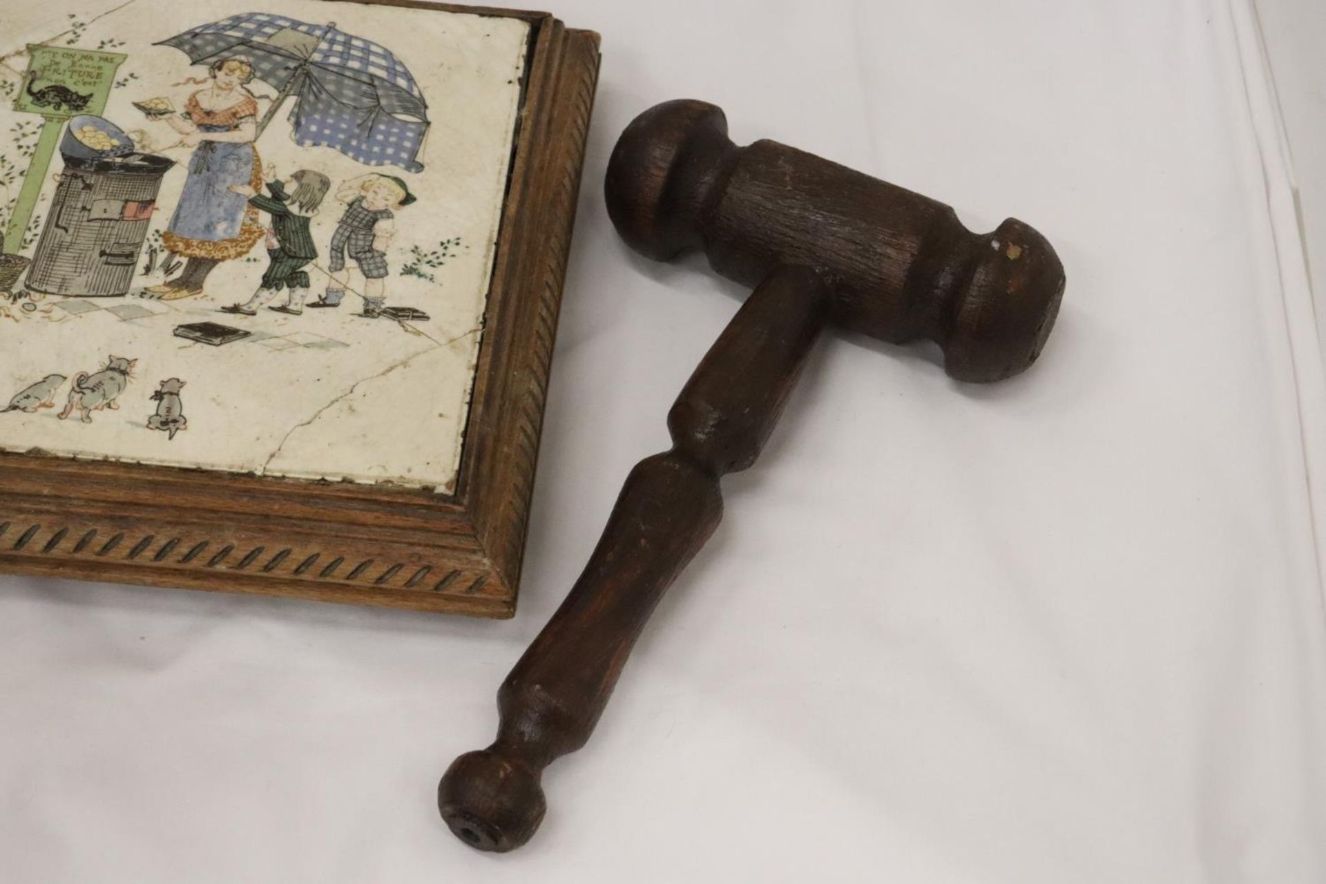 A LARGE AUCTIONEERS GAVEL WITH A TILED PLINTH - Image 6 of 6