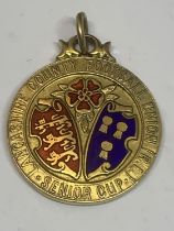 A HALLMARKED 9 CARAT GOLD FATTORINI & SONS BRADFORD HOUSE BIRMINGHAM LANCASHIRE COUNTY FOOTBALL