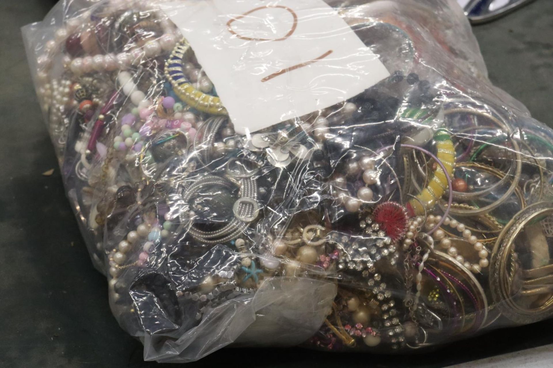 A LARGE QUANTITY OF COSTUME JEWELLERY - 10 KG IN TOTAL - Bild 8 aus 8