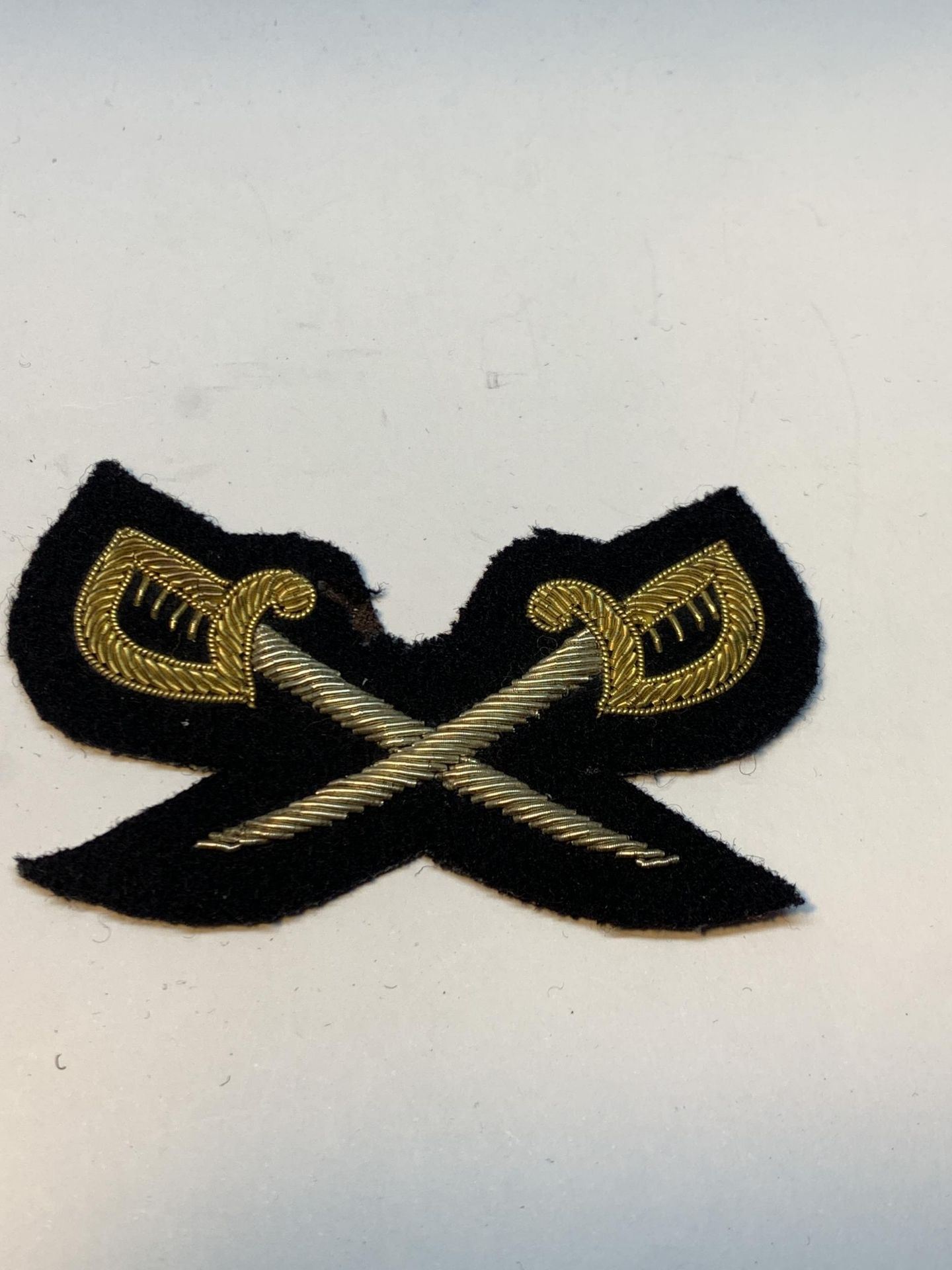 A MILITARY CROSS SWORDS BEADED CLOTH BADGE