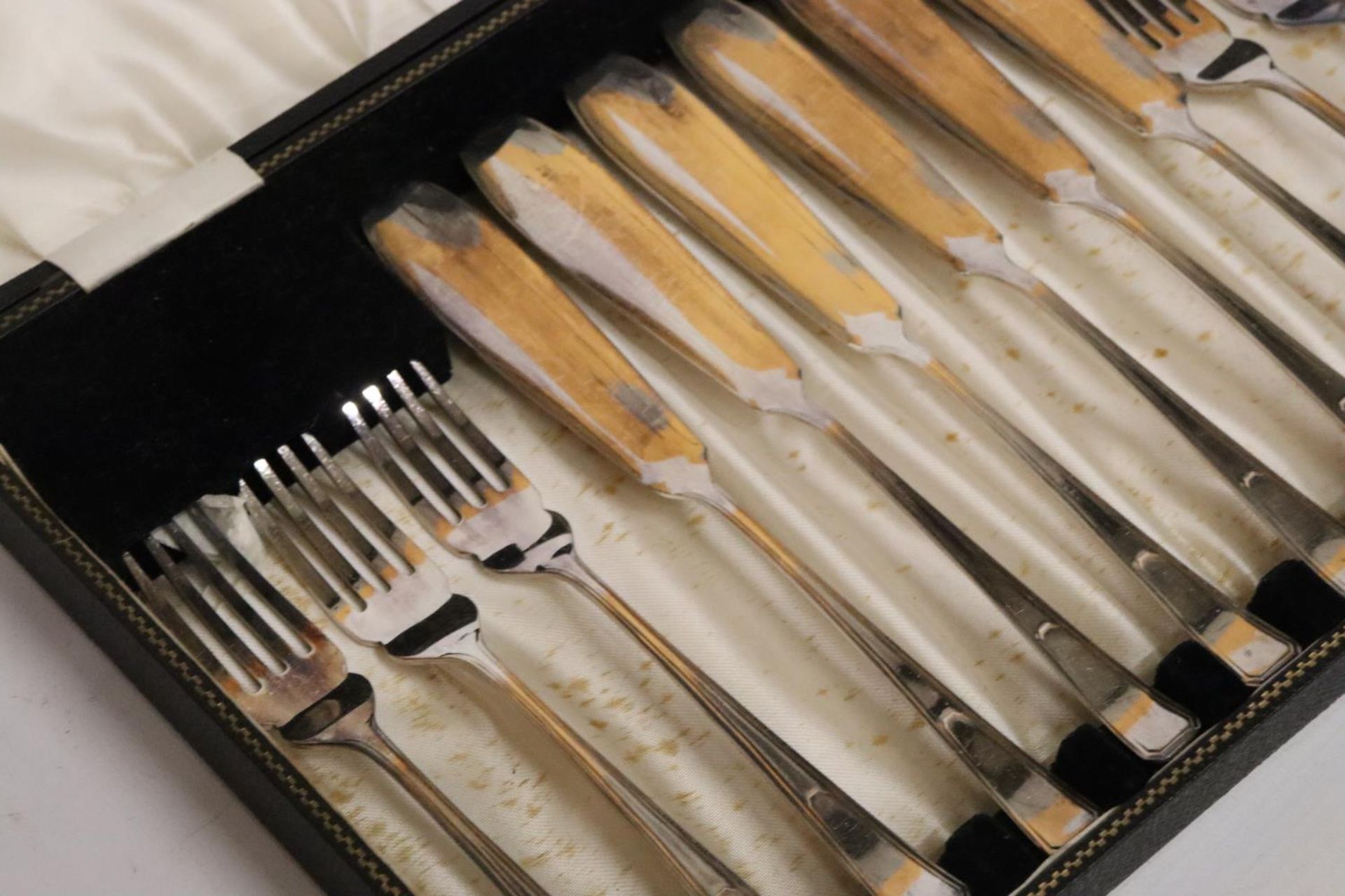 A BOXED SET OF CUTLERY TO INCLUDE A BOXED SET OF KNIVES - Image 6 of 8
