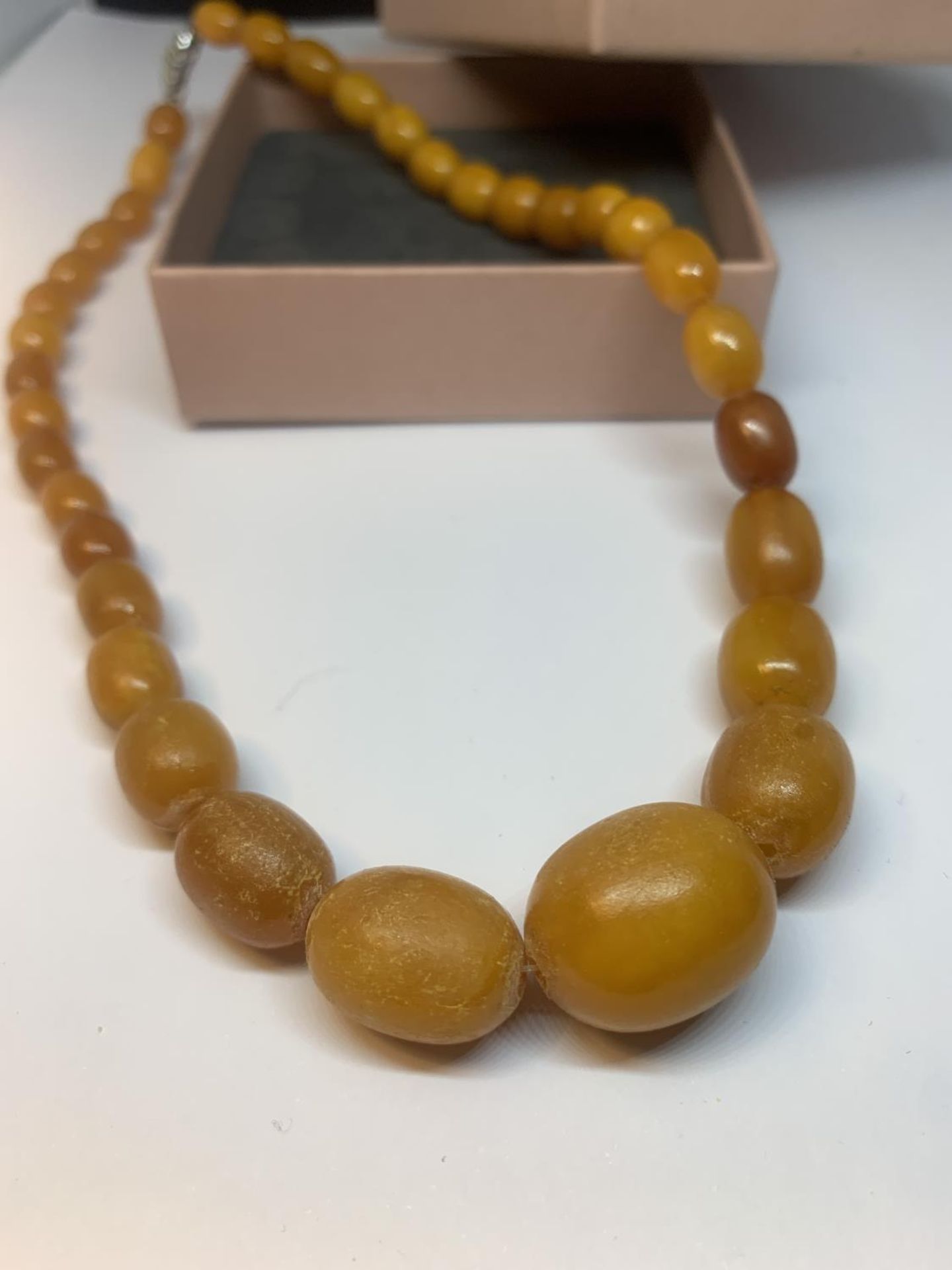 A BALTIC BUTTERSCOTCH AMBER NECKLACE IN A PRESENTATION BOX - Image 2 of 4