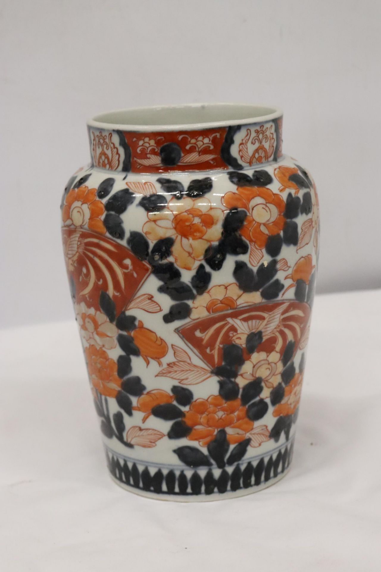 AN ORIENTAL STYLE VASE - Bild 2 aus 6