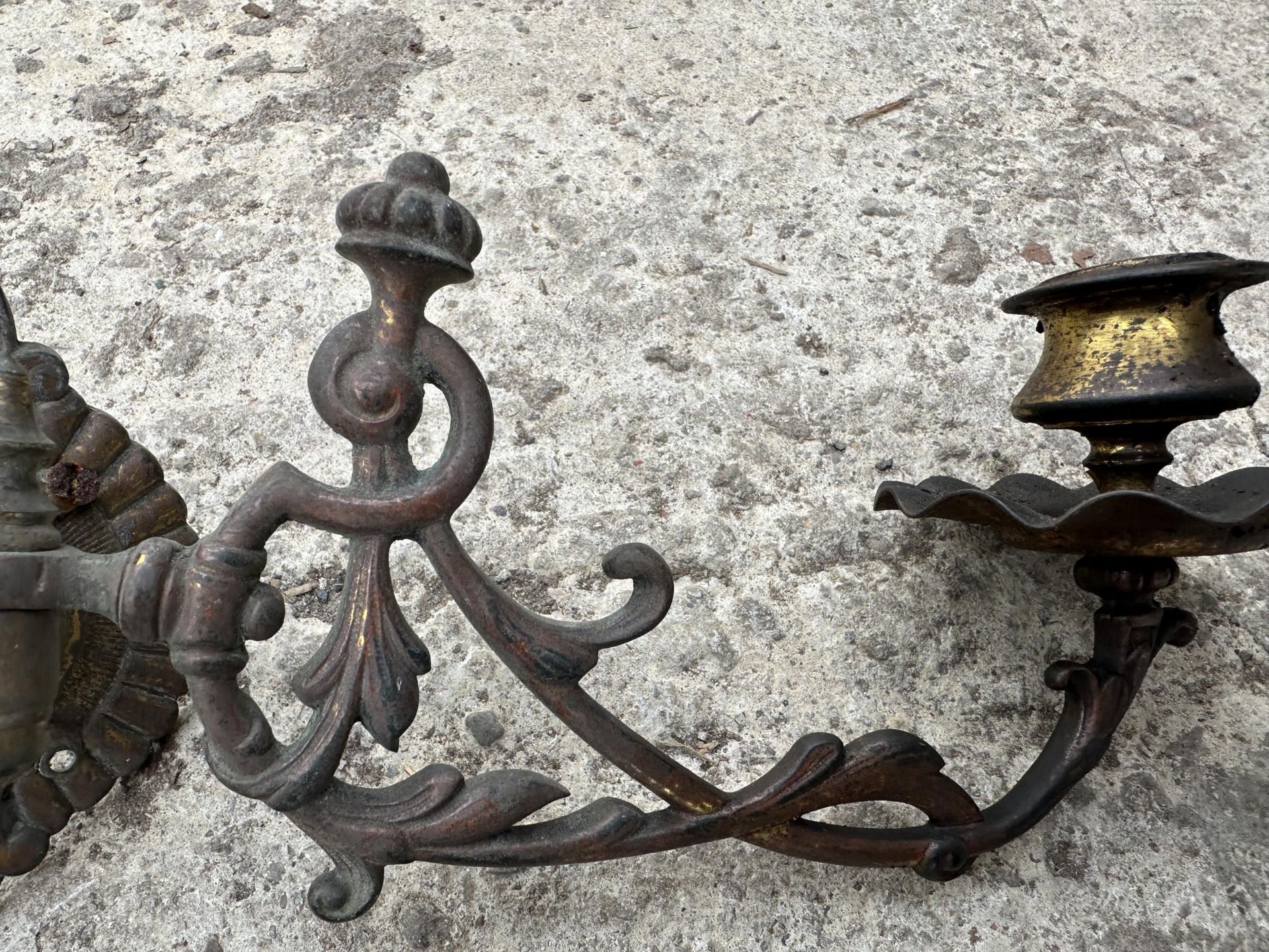 A PAIR OF VINTAGE BRASS WALL MOUNTED CANDLE HOLDERS - Image 2 of 2
