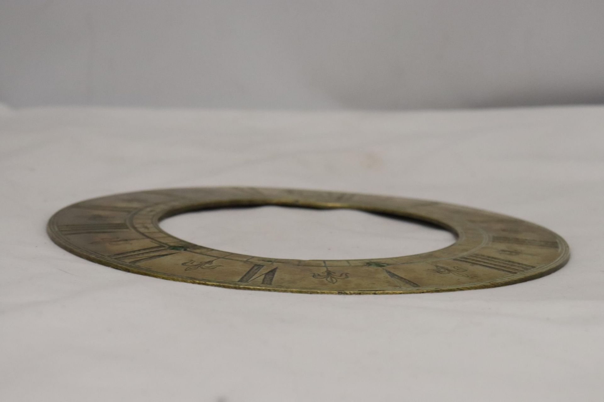 A LARGE VINTAGE BRASS CLOCK CHAPTER RING, DIAMETER 23CM - Image 4 of 4