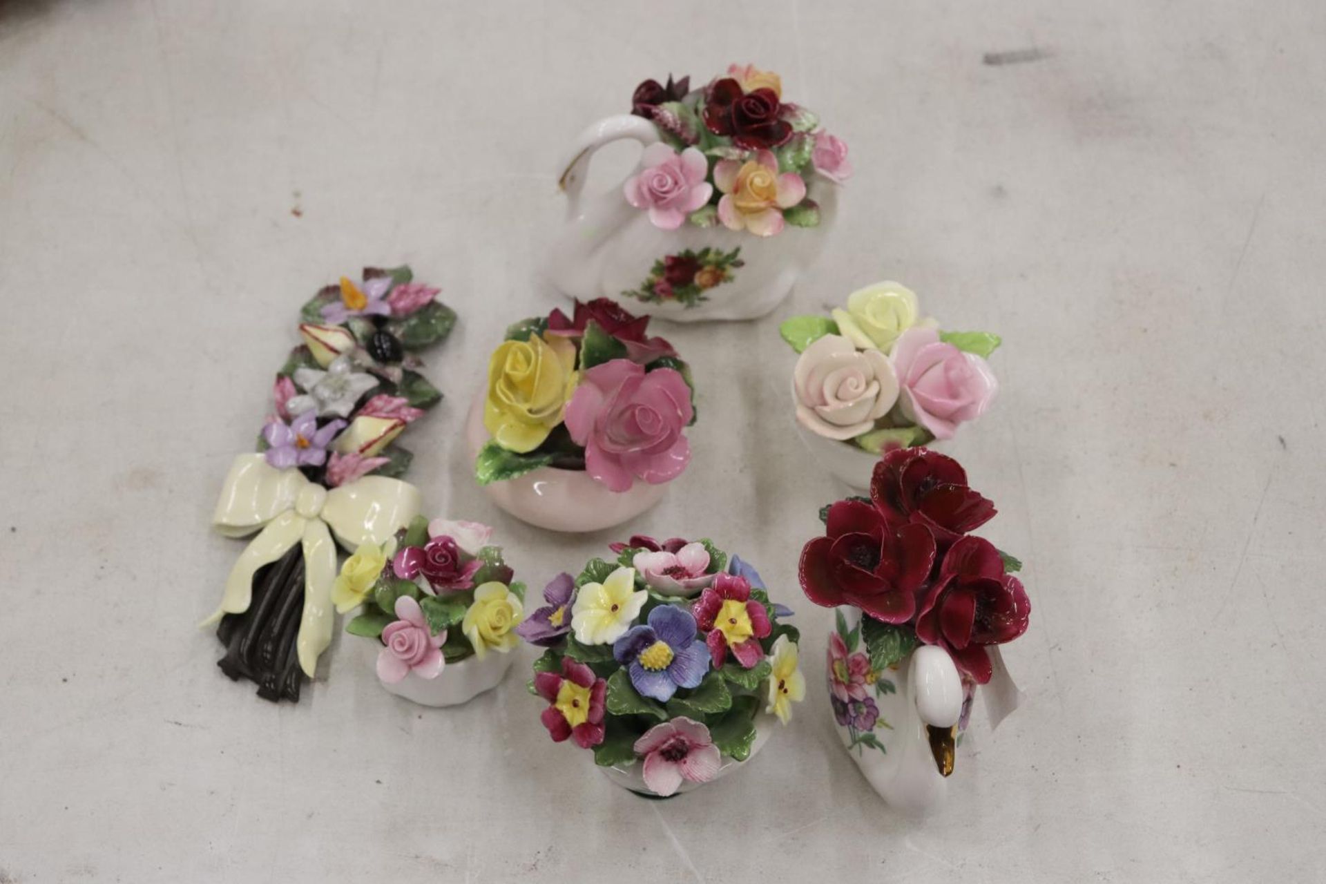A COLLECTION OF CHINA POSIES TO INCLUDE ROYAL ALBERT 'OLD COUNTRY ROSES', COALPORT, ETC - Image 2 of 7