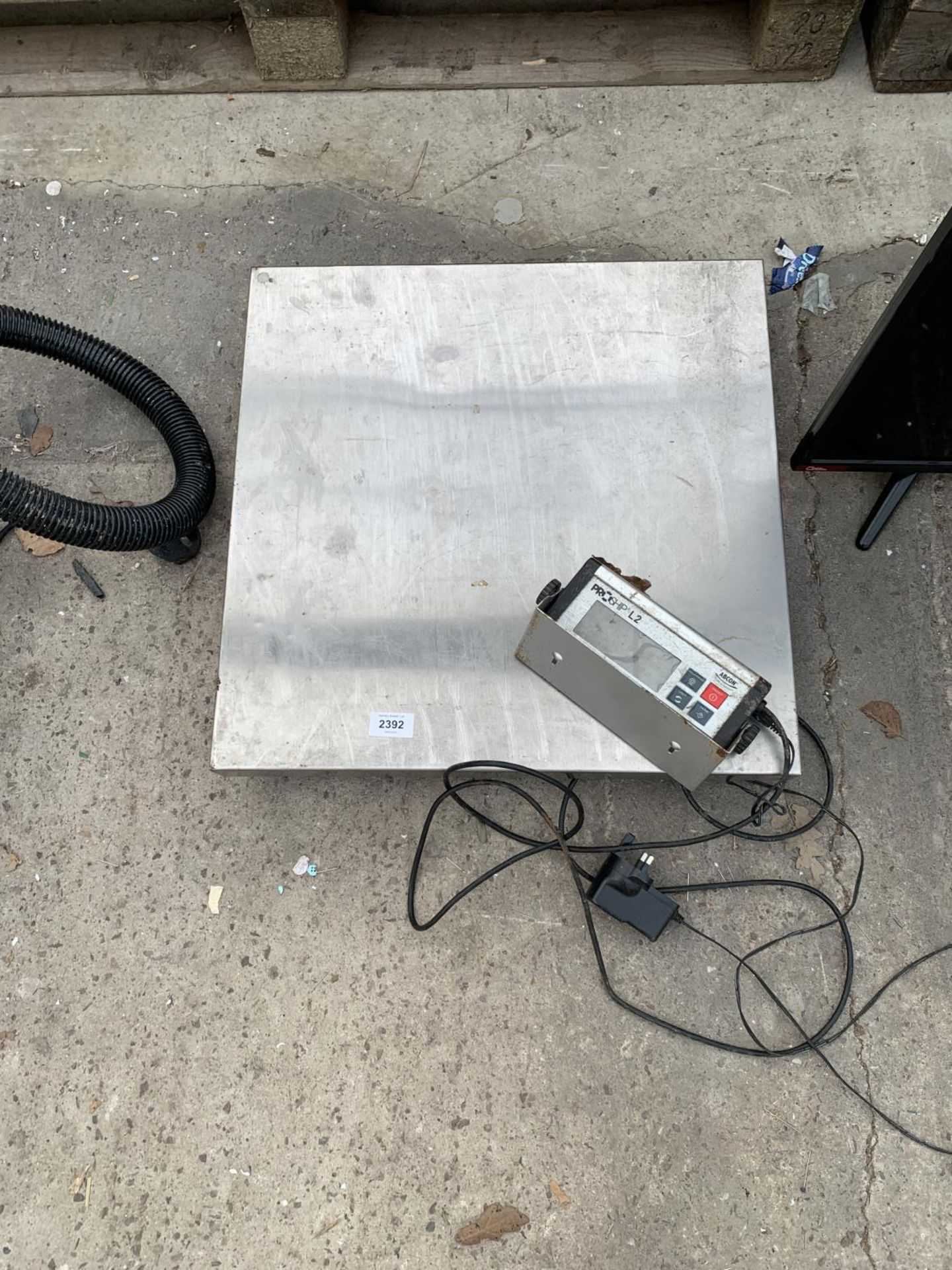 A SET OF ELECTRIC WEIGH SCALES WITH DIGITAL SCREEN