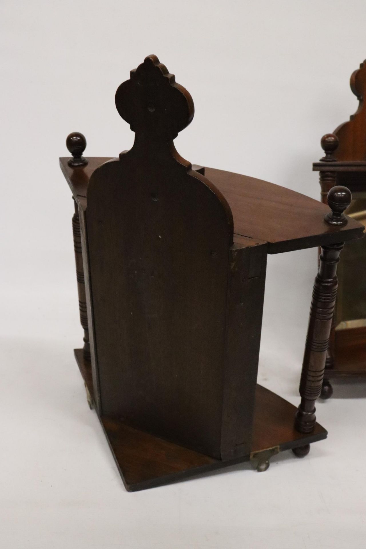 A PAIR OF EDWARDIAN MAHOGANY MIRRORED CORNER SHELVES WITH TURNED COLUMNS - Image 4 of 6