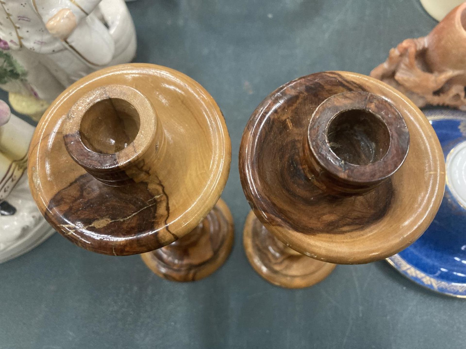 A PAIR OF TREEN CANDLESTICKS, HEIGHT 18CM - Bild 2 aus 2