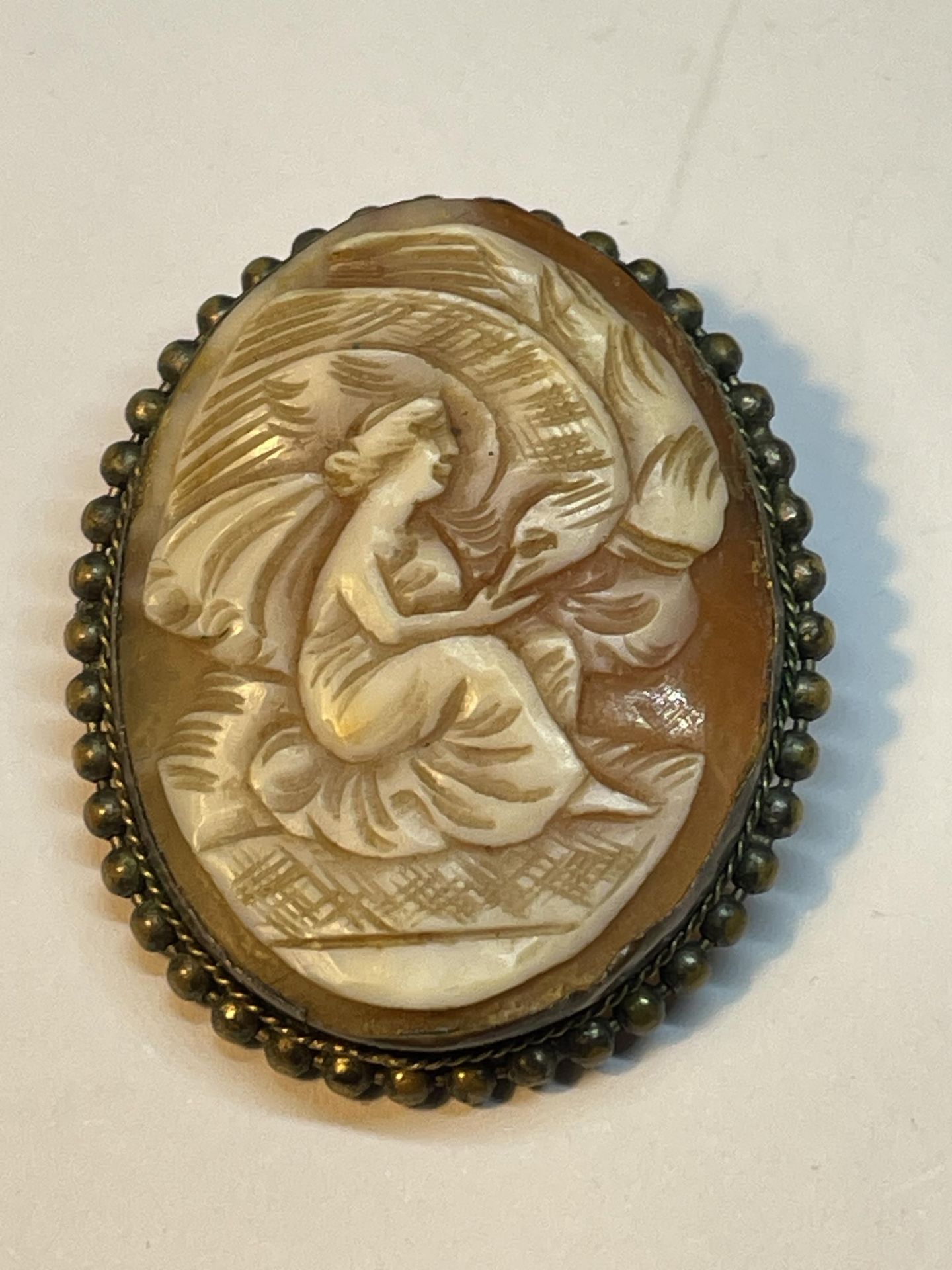 TWO BROOCHES TO INCLUDE A LUSTRE SHELL AND A CAMEO - Image 2 of 4