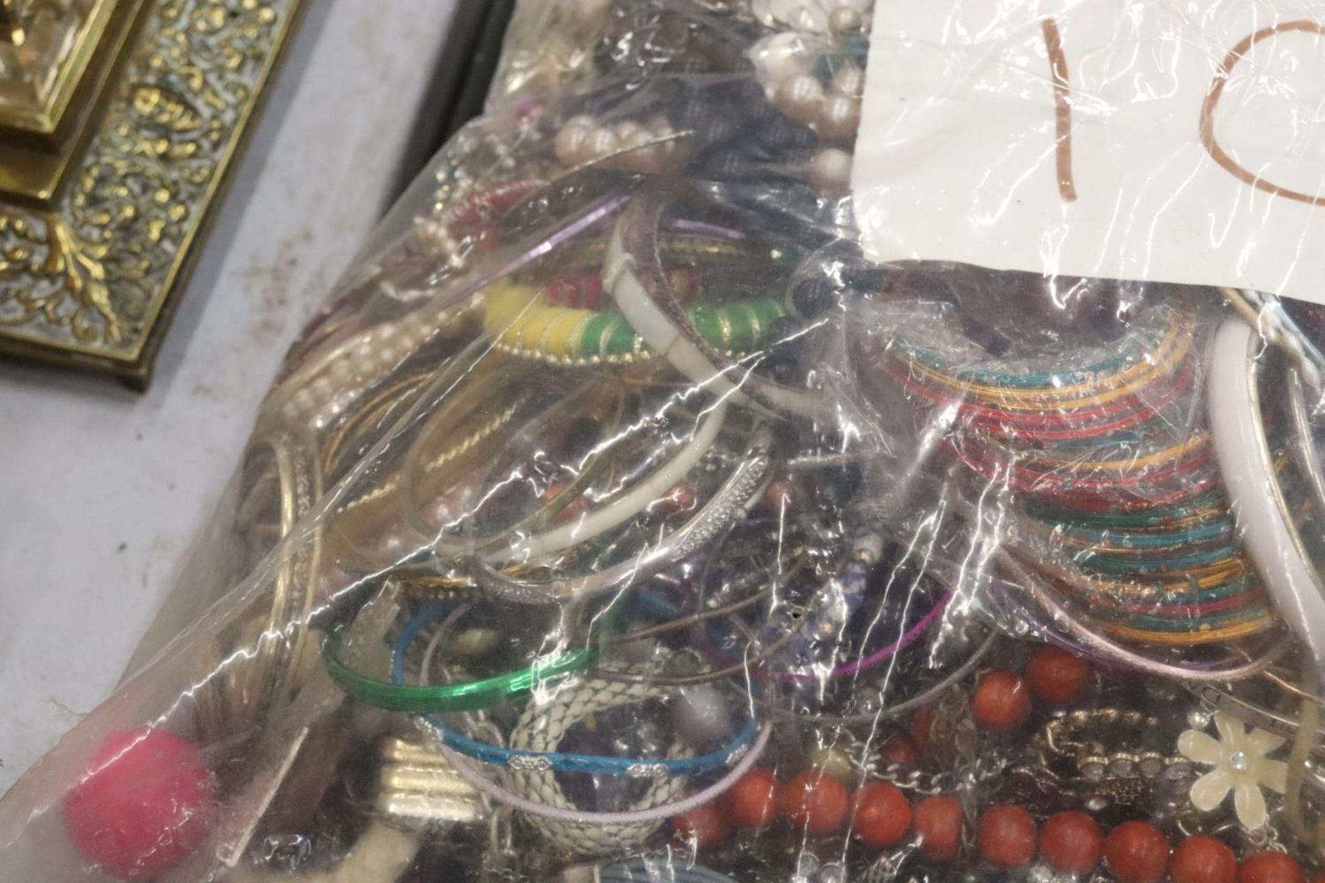 A LARGE QUANTITY OF COSTUME JEWELLERY - 10 KG IN TOTAL - Bild 4 aus 8