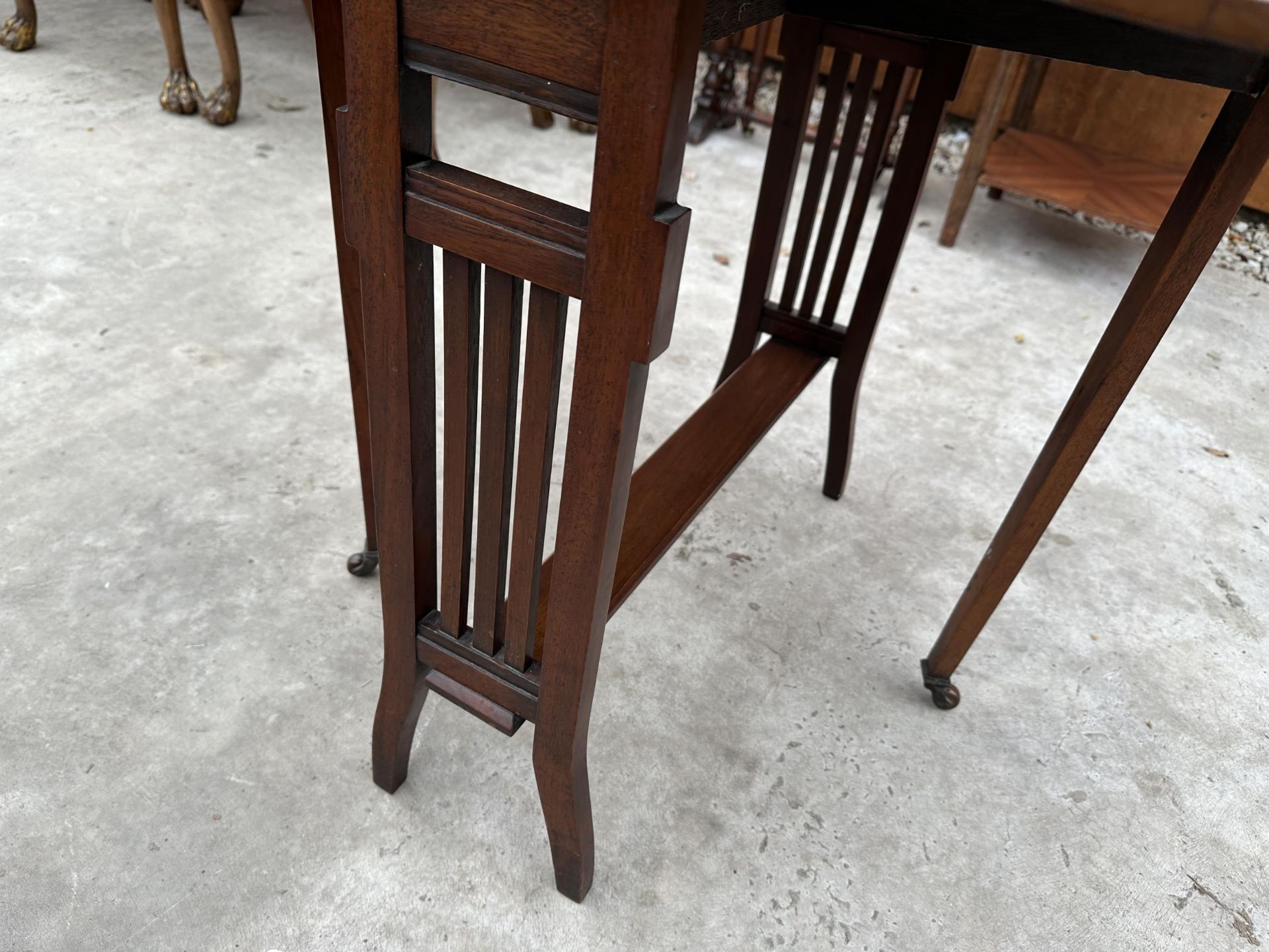 A LATE VICTORIAN SUTHERLAND TABLE WITH CANTED CORNERS 28.5" X 24" OPENED - Image 3 of 4