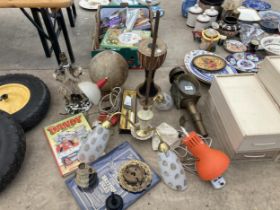 AN ASSORTMENT OF ITEMS TO INCLUDE A BRASS COACH LAMP, A DRUM AND LAMPS ETC