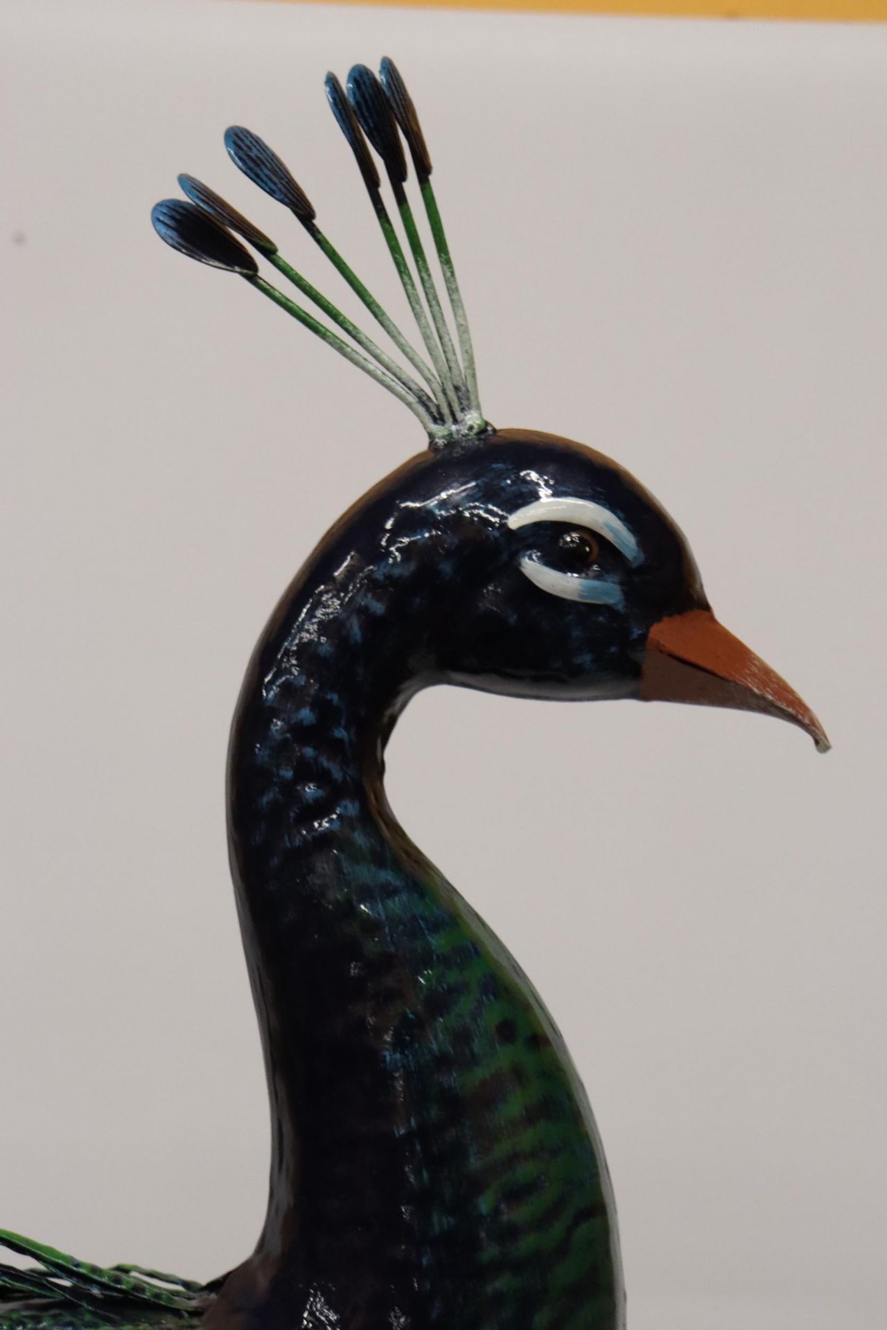 A HEAVY METAL PAINTED PEACOCK GARDEN ORNAMENT, 1 METRE HIGH - Image 8 of 8