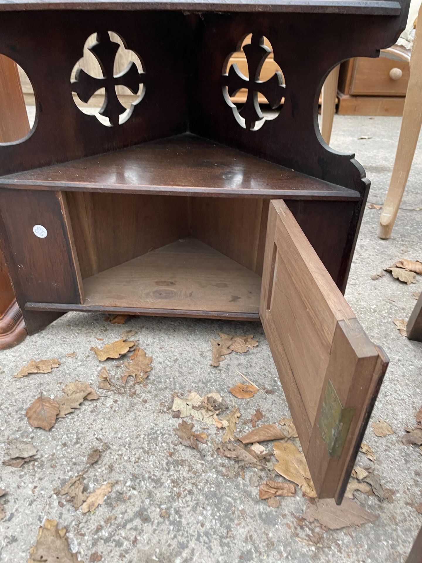 AN EARLY 20TH CENTURY OAK CORNER WORK SHELF - Image 3 of 3