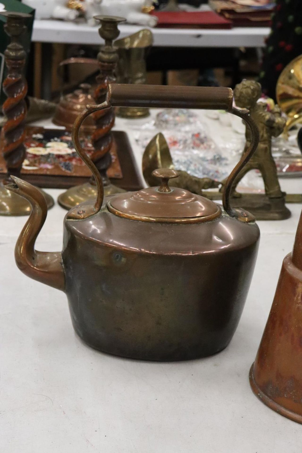 A COLLECTION OF VINTAGE COPPER ITEMS TO INCLUDE A KETTLE, PANS AND A JUG - Image 9 of 9