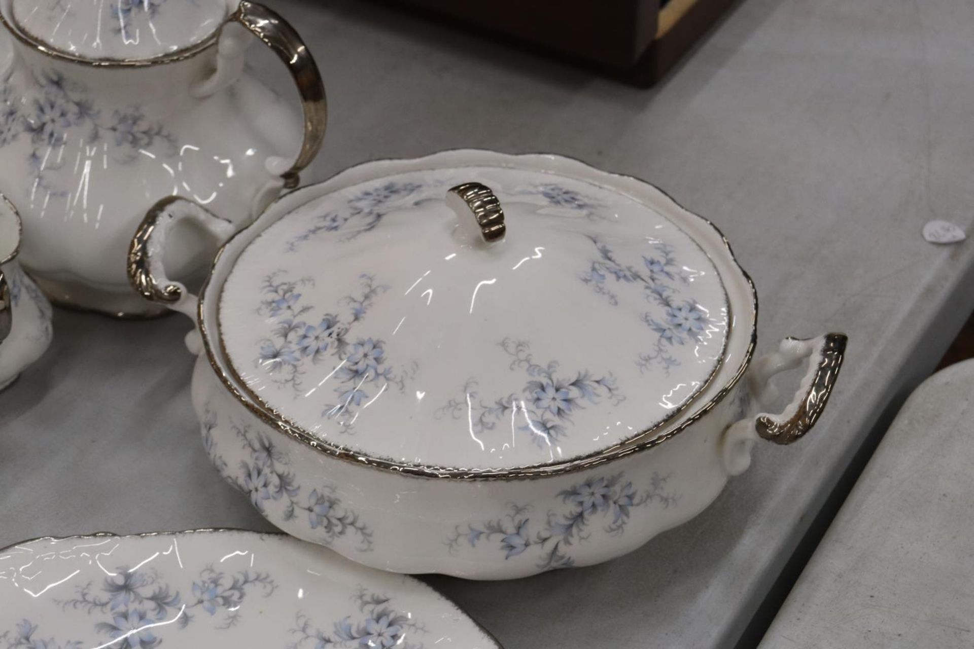 A PARAGON 'BRIDES CHOICE' DINNER SERVICE TO INCLUDE SIX OF EACH, DINNER, SALAD, SIDE PLATES, CUPS - Image 8 of 12