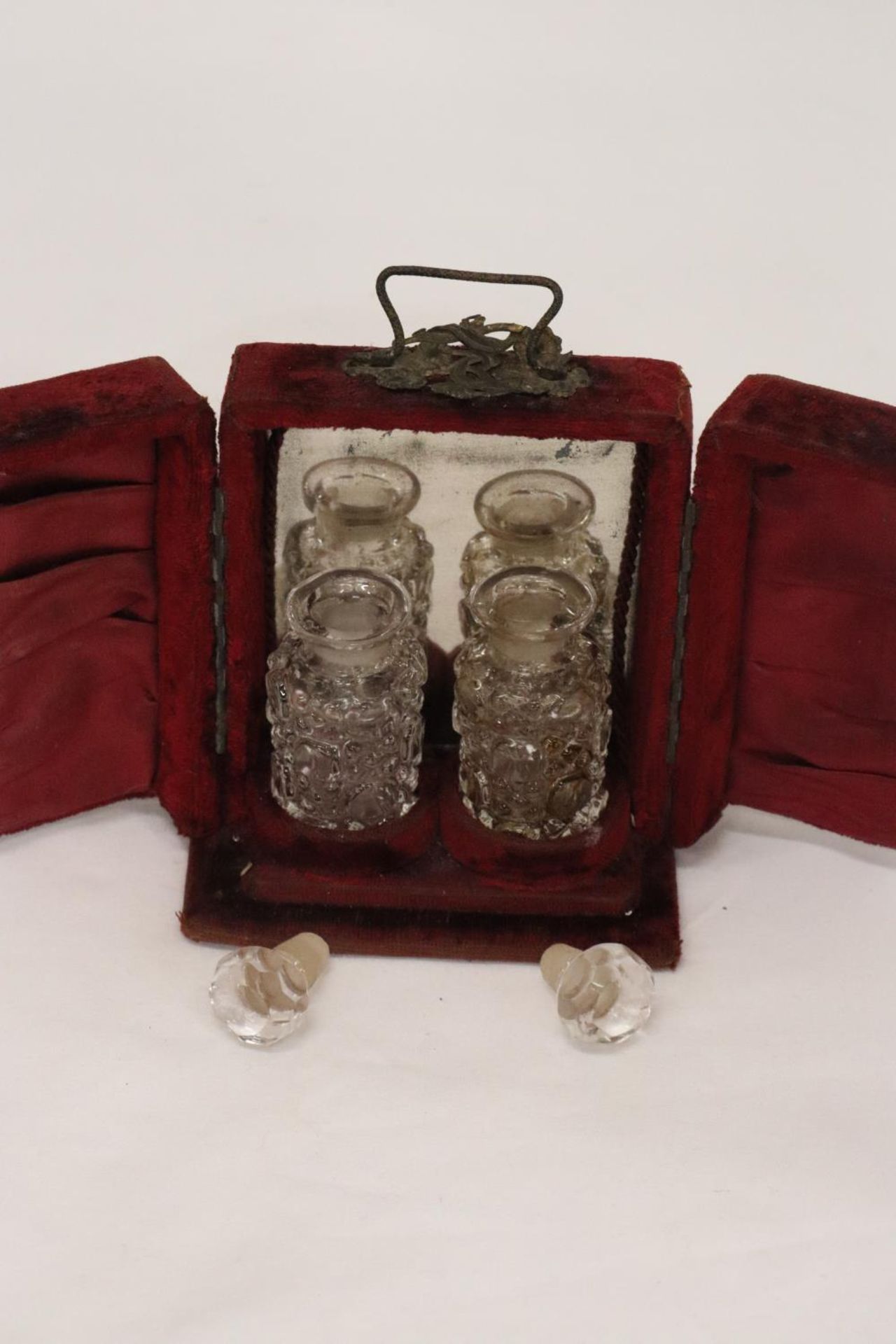 TWO PERFUME BOTTLES IN ORIGINAL PRESENTATON CASE OF CRUSHED VELVET - Image 3 of 4