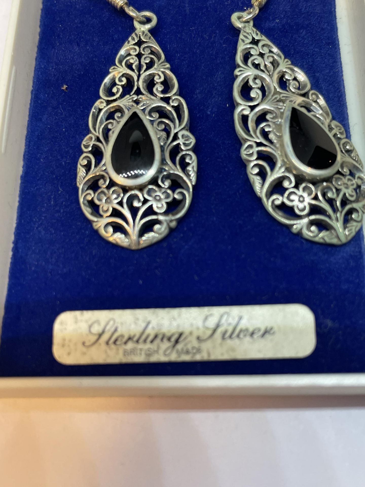 A PAIR OF SILVER AND BLACK STONE DROP EARRINGS IN A PRESENTATION BOX - Image 3 of 3