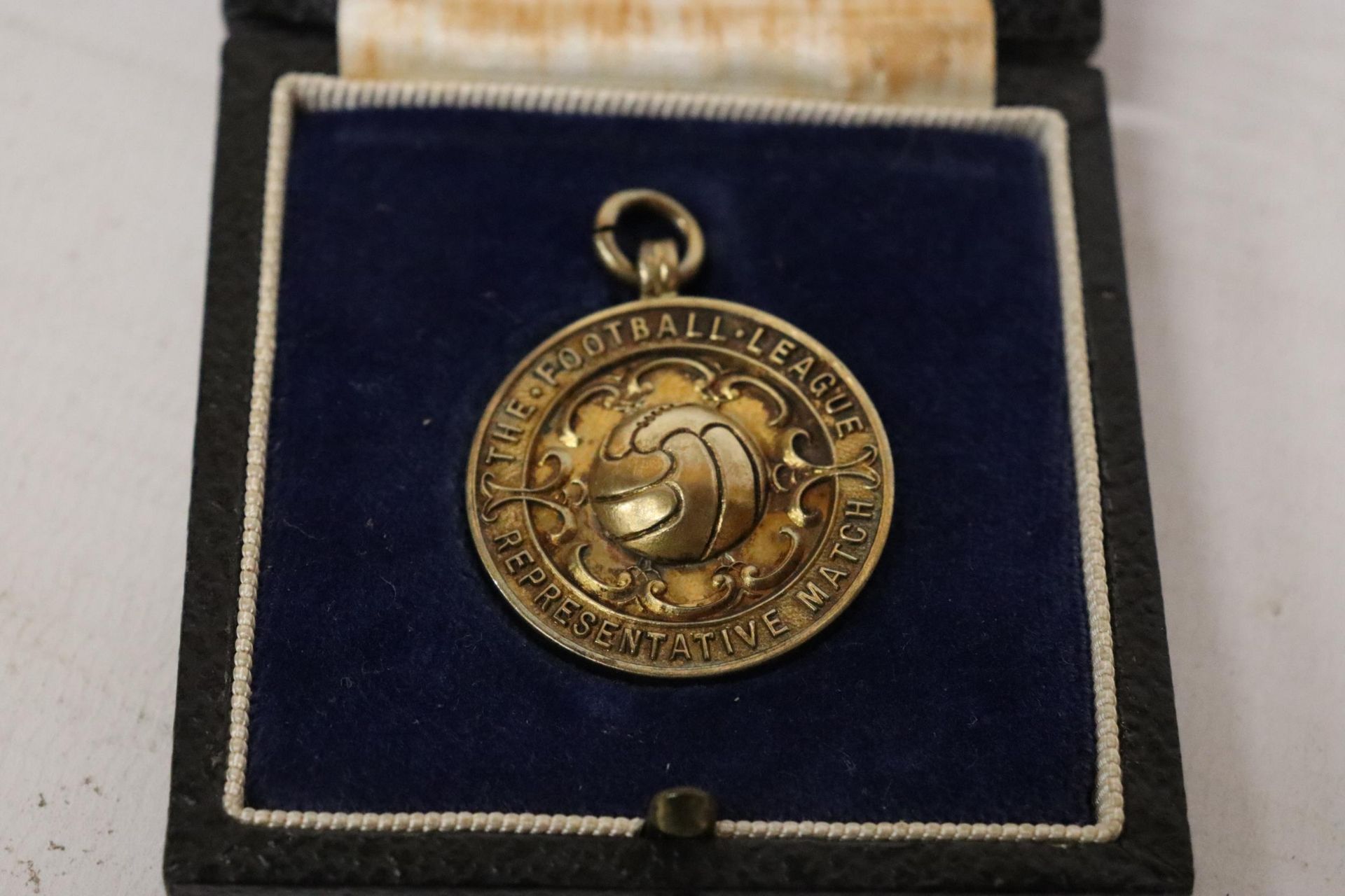 A BIRMINGHAM HALLMARKED SILVER 'THE FOOTBALL LEAGUE REPRESENTITIVE MATCH' MEDAL PRESENTED TO A - Image 4 of 5