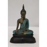 A HEAVY BRASS BUDDAH, HEIGHT 21CM