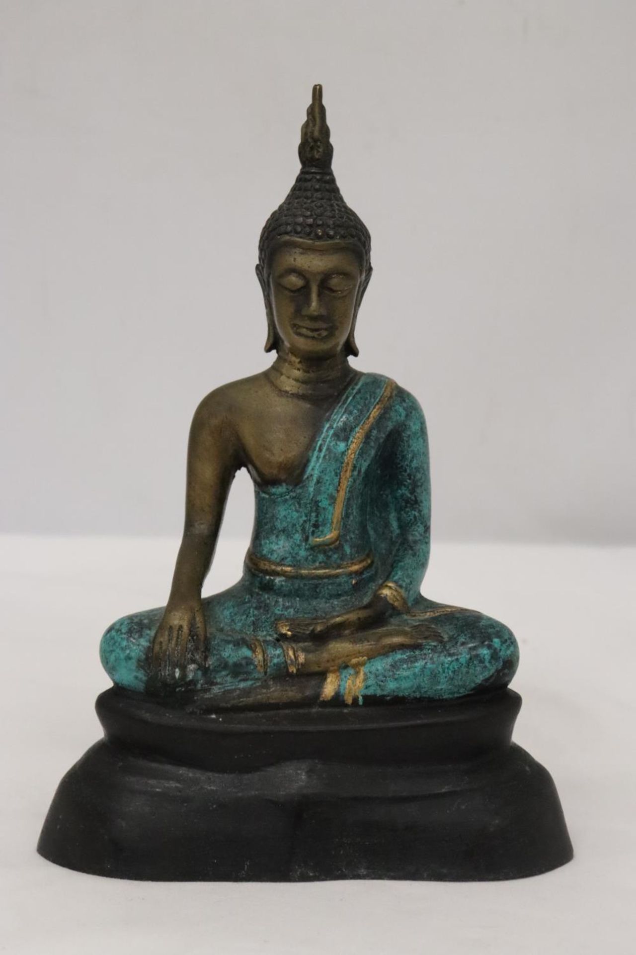 A HEAVY BRASS BUDDAH, HEIGHT 21CM