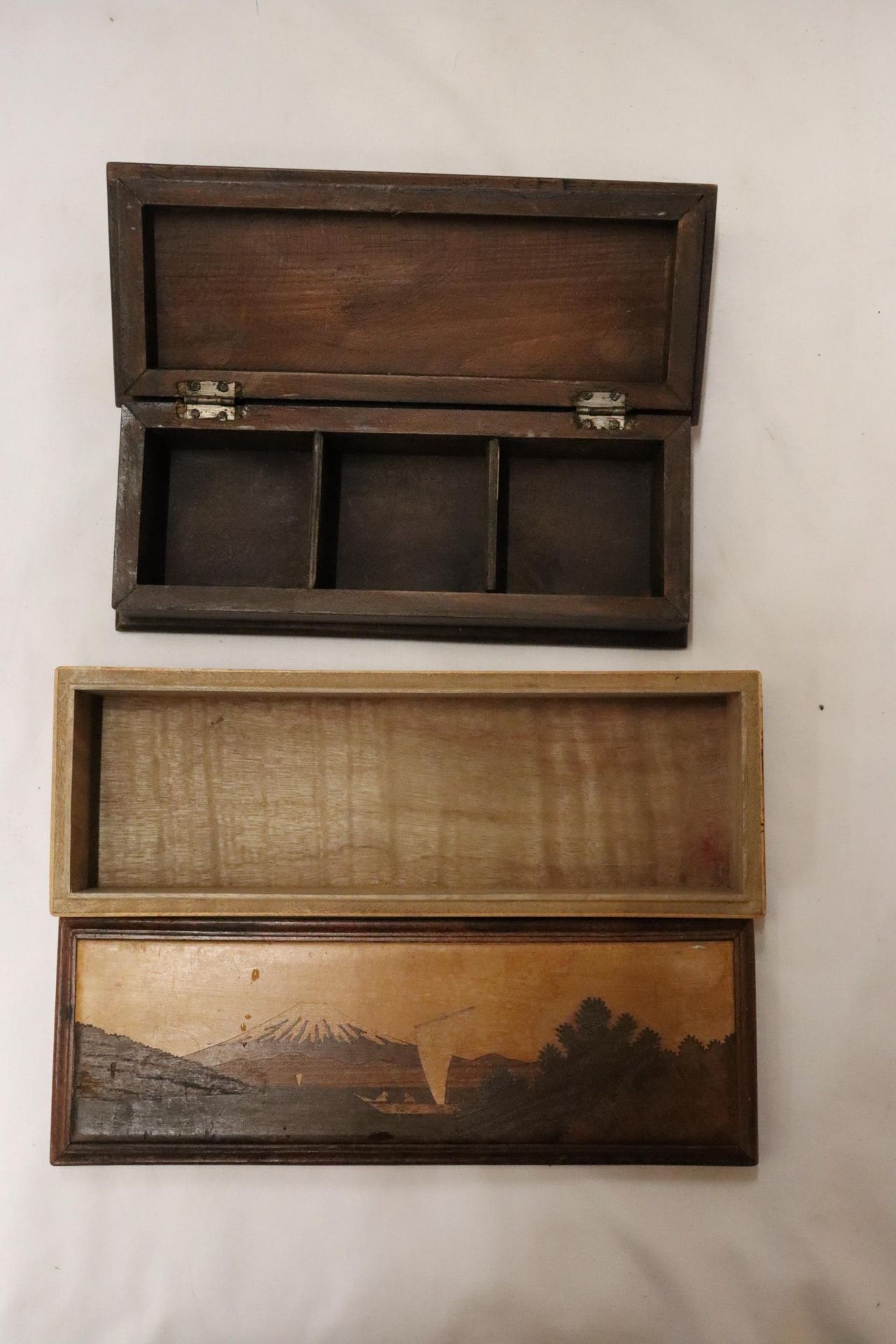 TWO VINTAGE BOXES TO INCLUDE ONE WITH A MARQUETRY IMAGE OF MOUNT FUJI - Image 3 of 7