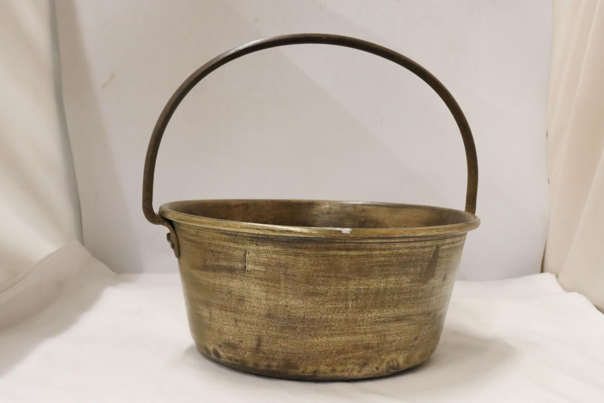 A BRASS JAM PAN, DIAMETER 29CM