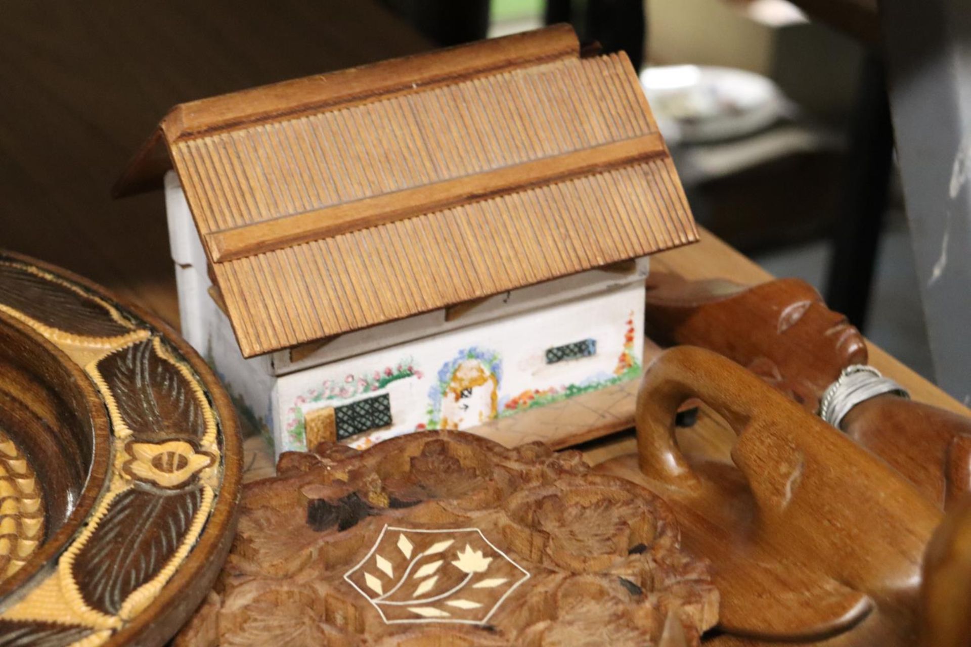 A QUANTITY OF TREEN TO INCLUDE A CHESS BOARD, CHINESE CARVED HARDWOOD BASES, CARVED WOODEN BOX, - Image 3 of 5