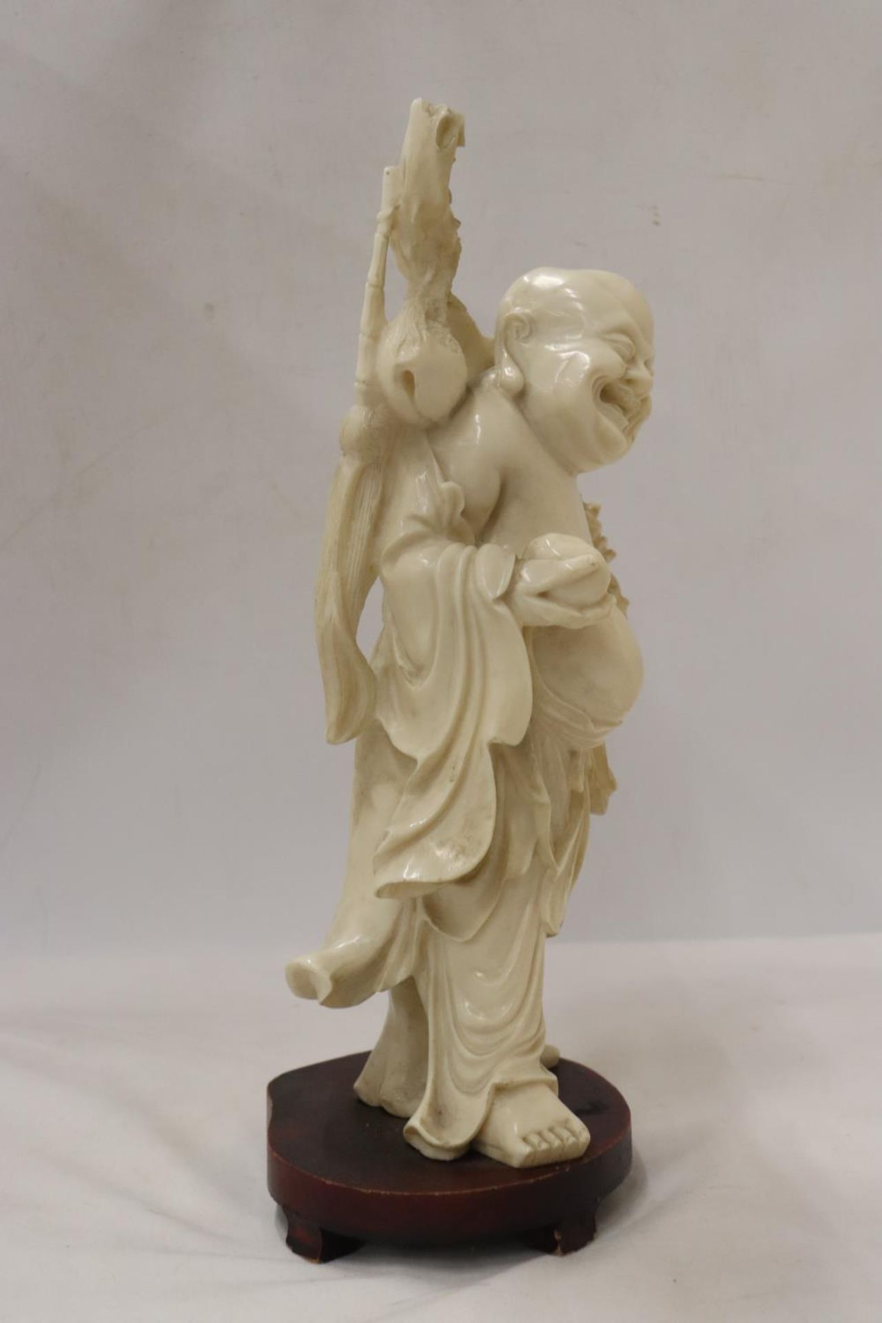 A CHINESE SCULPTURE FIGURINE ON WOODEN STAND - Image 2 of 3