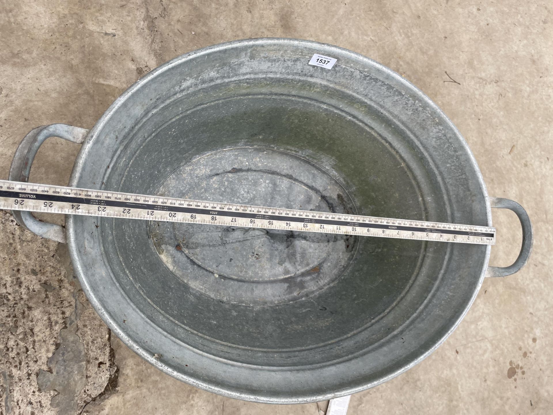 A SMALL OVAL GALVANISED TIN BATH - Image 2 of 2
