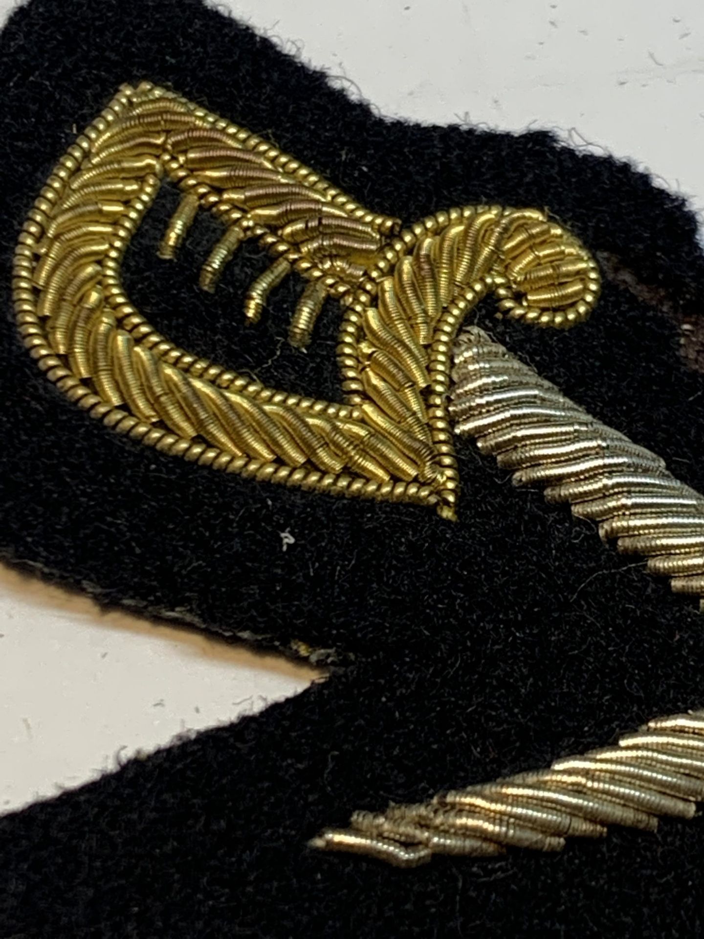 A MILITARY CROSS SWORDS BEADED CLOTH BADGE - Image 3 of 3