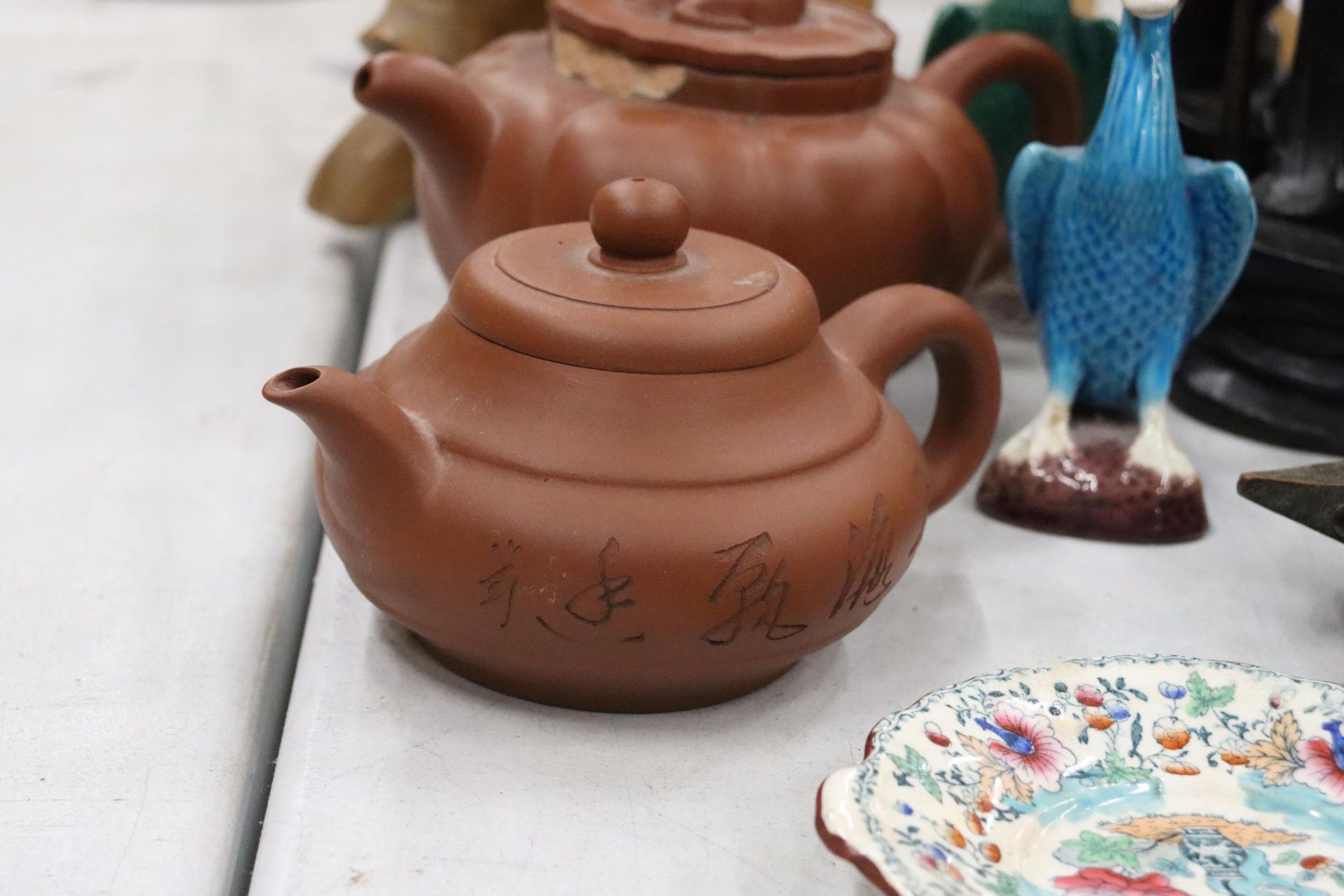 A MIXED LOT TO INCLUDE A WOODEN PIG, ORIENTAL FIGURES, VINTAGE CHINESE YIXING ZISHA TEAPOT, ETC., - Bild 9 aus 14
