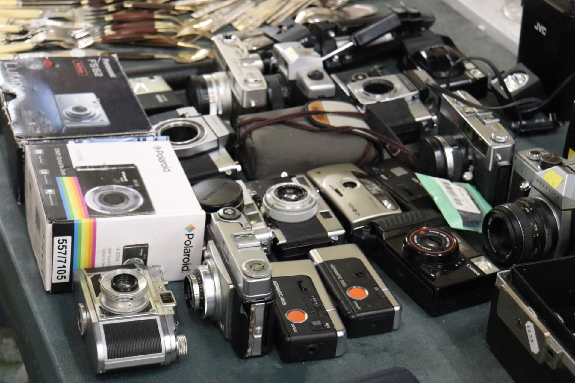 A LARGE QUANTITY OF VINTAGE CAMERA'S TO INCLUDE A POLAROID IX828N, MIRANDA SENSORET, PANASONIC - Image 3 of 10