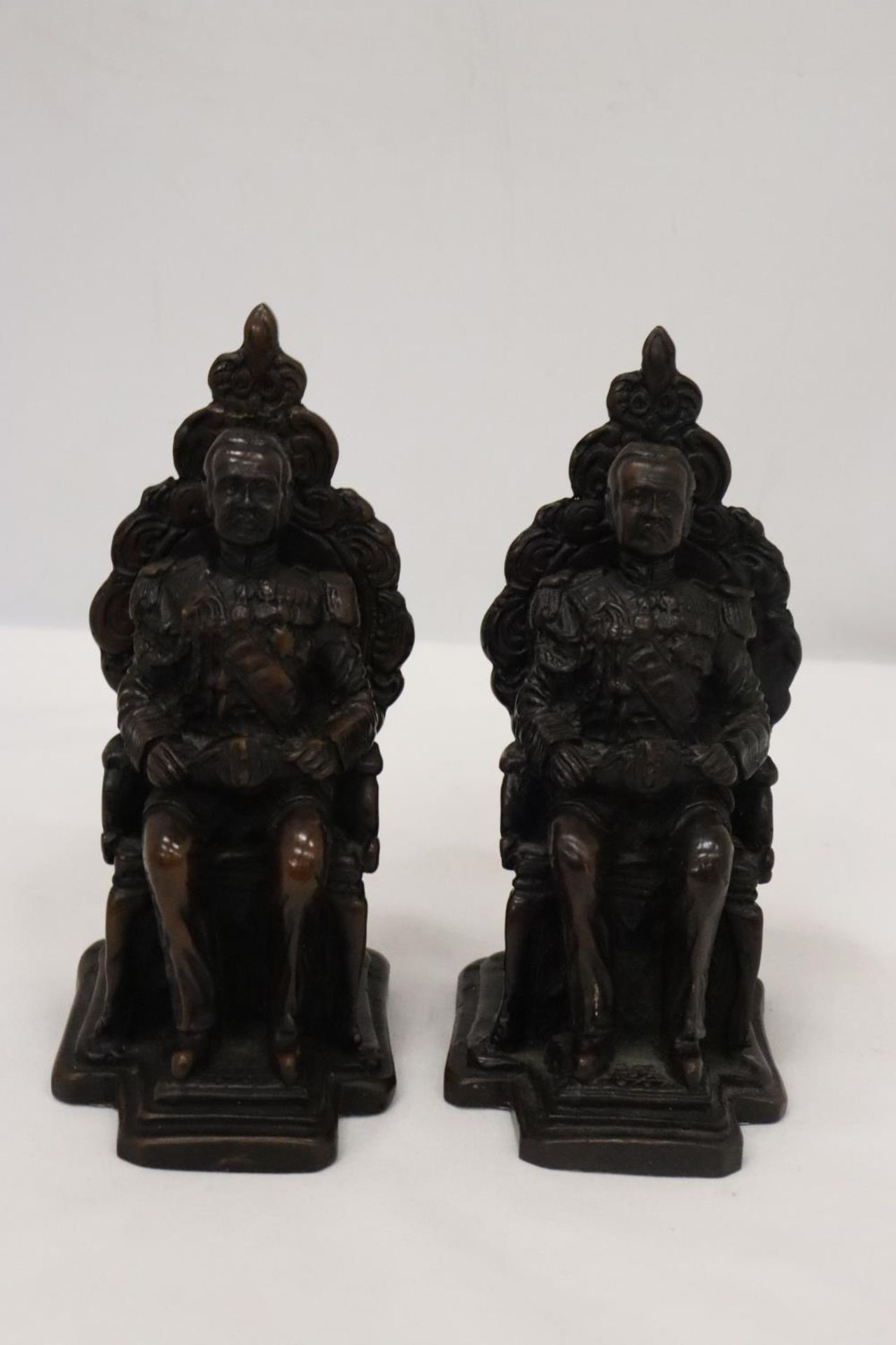 A PAIR OF VINTAGE MILITARY BOOK-ENDS, HEIGHT 16CM
