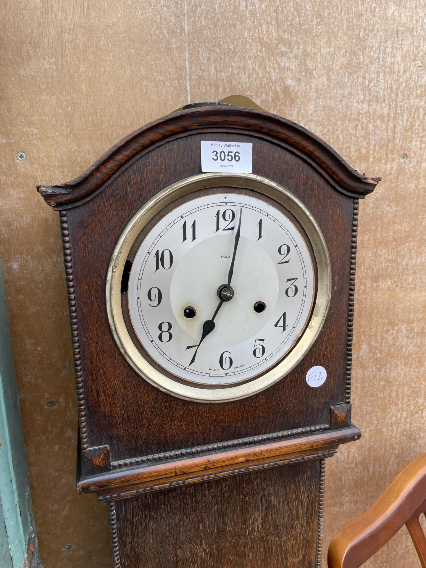 AN OAK EARLY TWENTIETH CENTURY GRANDMOTHER CLOCK - Bild 2 aus 3