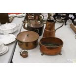 A COLLECTION OF VINTAGE COPPER ITEMS TO INCLUDE A KETTLE, PANS AND A JUG
