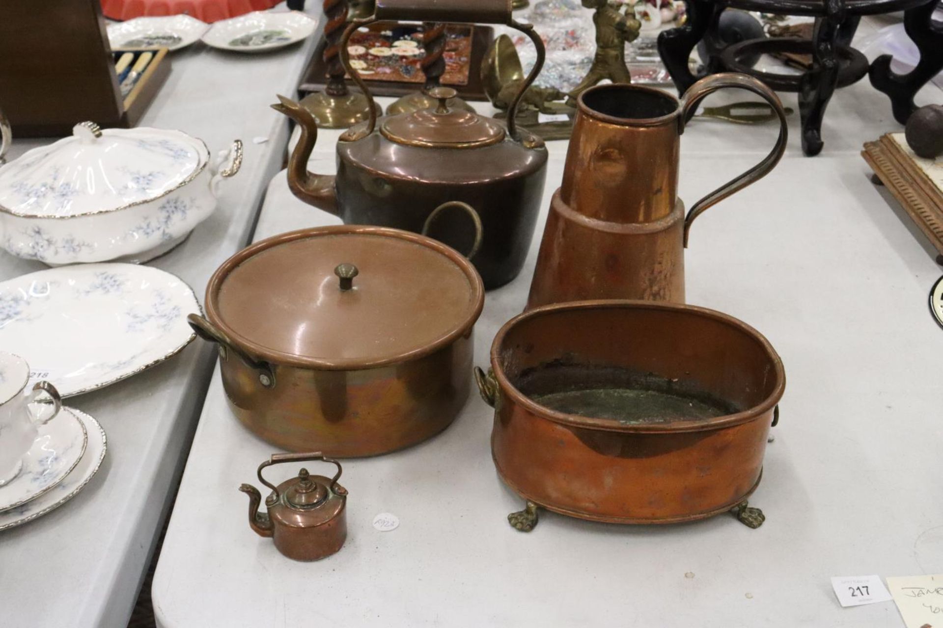 A COLLECTION OF VINTAGE COPPER ITEMS TO INCLUDE A KETTLE, PANS AND A JUG